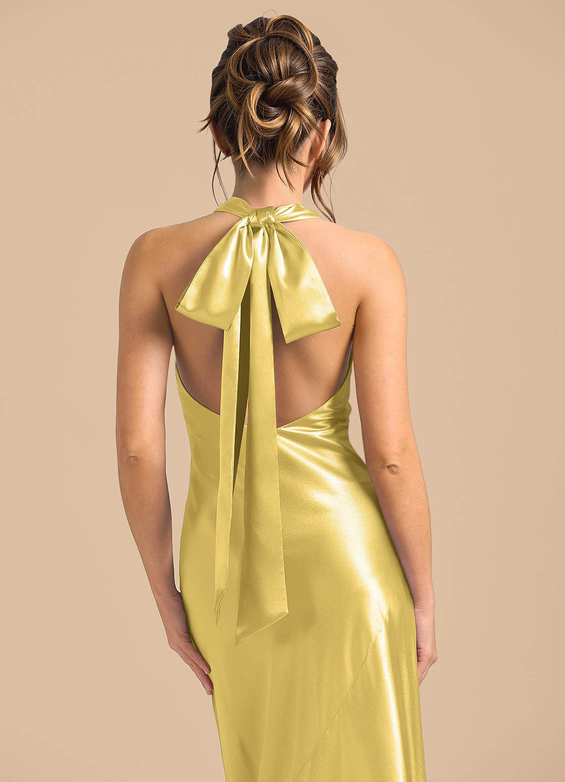 Azazie Velli Robes de demoiselle d'honneur Robe Fourreau en Satiné métallisé Col Haut Canari image5