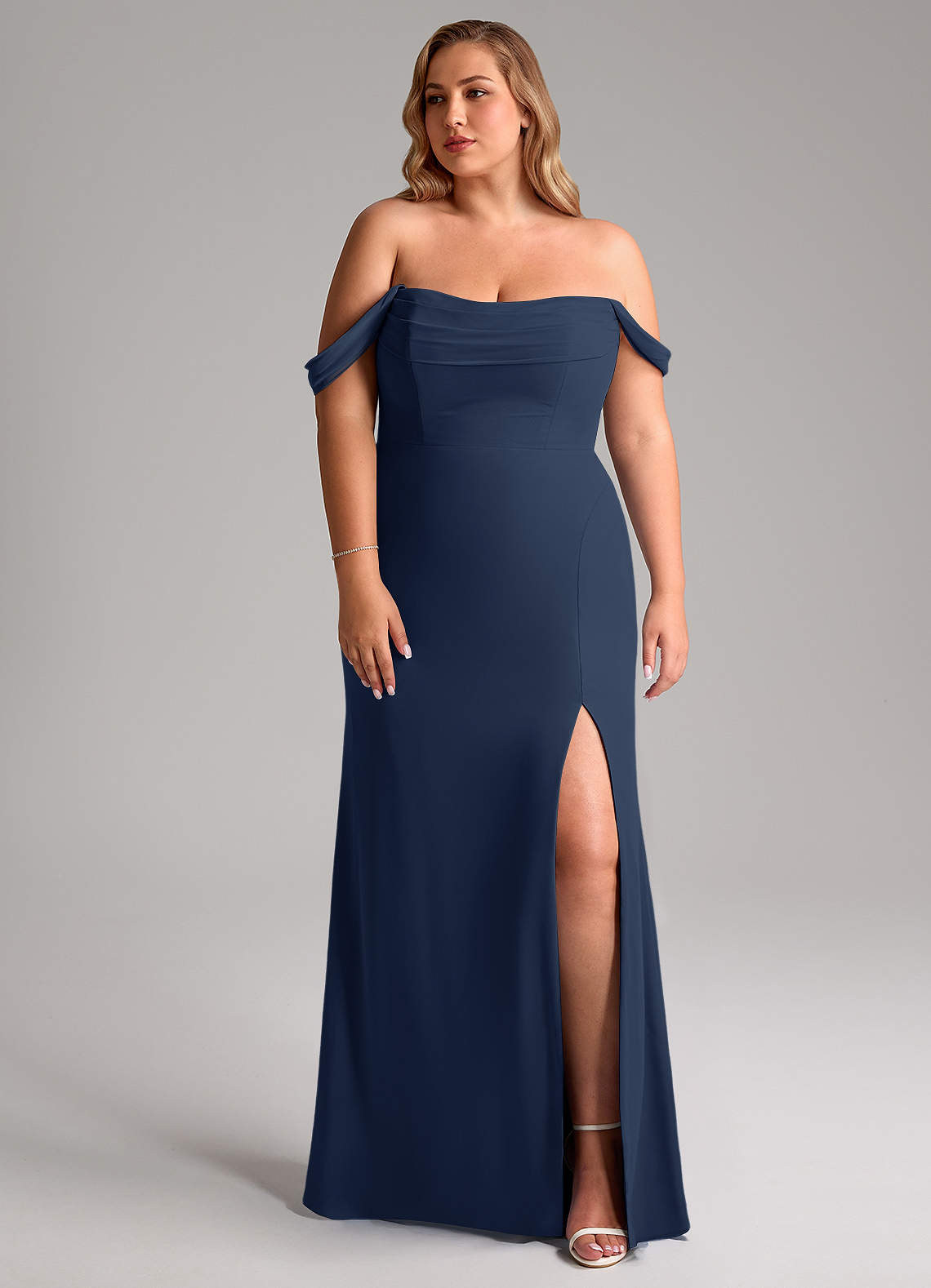 Azazie Saige Vestidos de madrinha de casamento Vestir Azul Marinho de Chiffon de Linha A com Fora do ombro image9