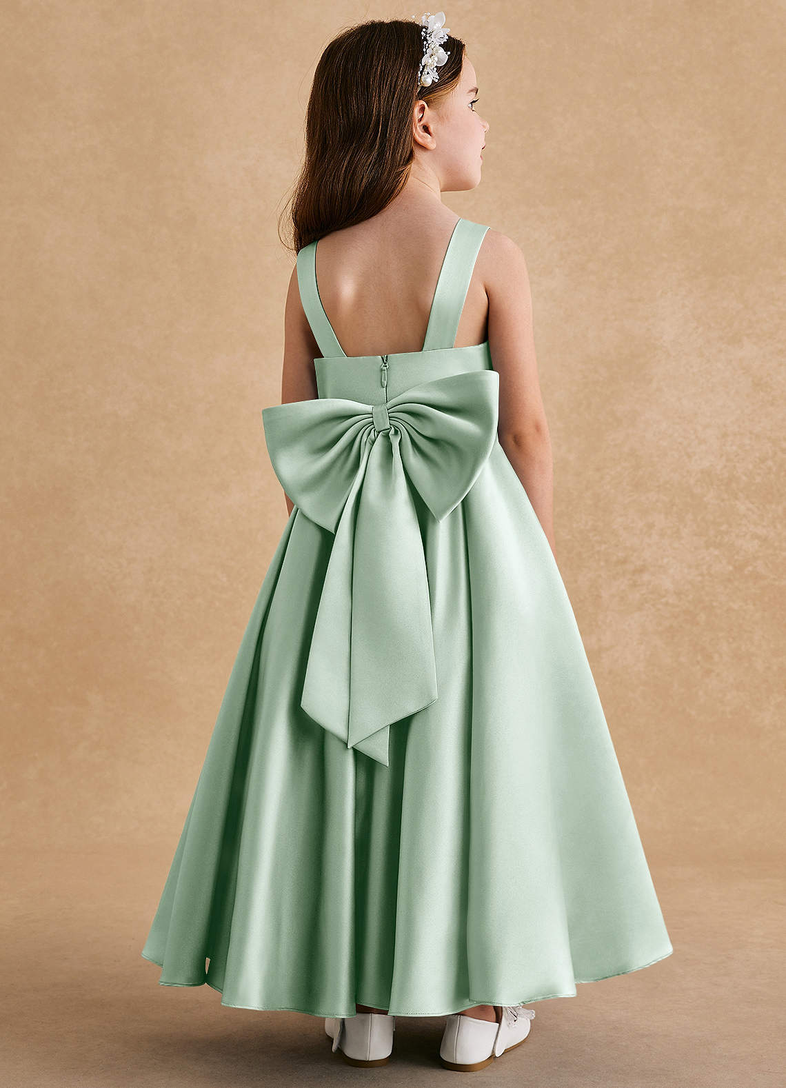 Azazie Honey Bear Blumenmädchenkleider A-Linie Plissee Matte Satin Kleid Agave image1