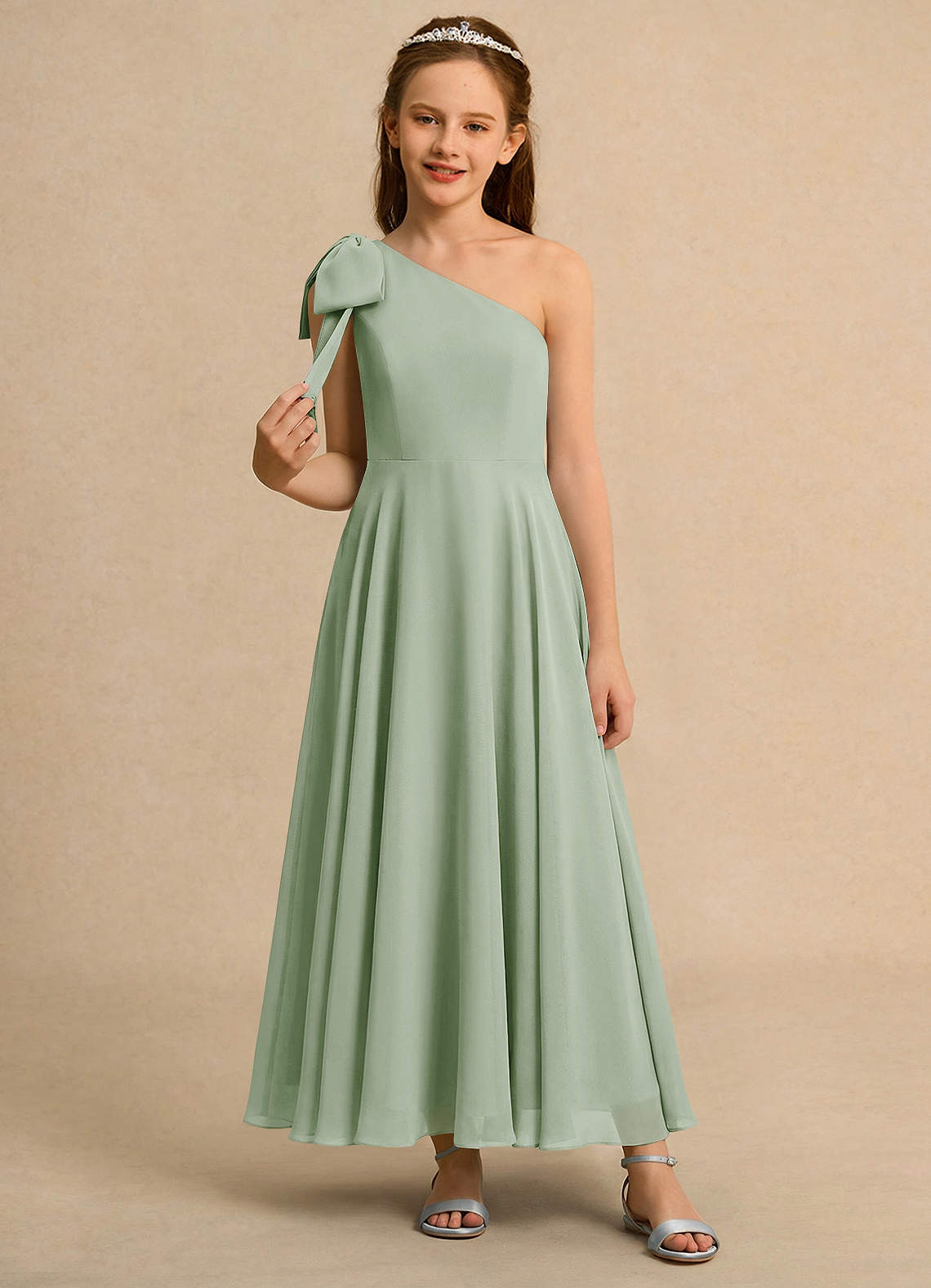 Azazie Guppy Girls Formal Robe Demoiselle D'honneur Fillette Robe Trapèze en Mousseline de soie Une épaule Vert Sauge image2
