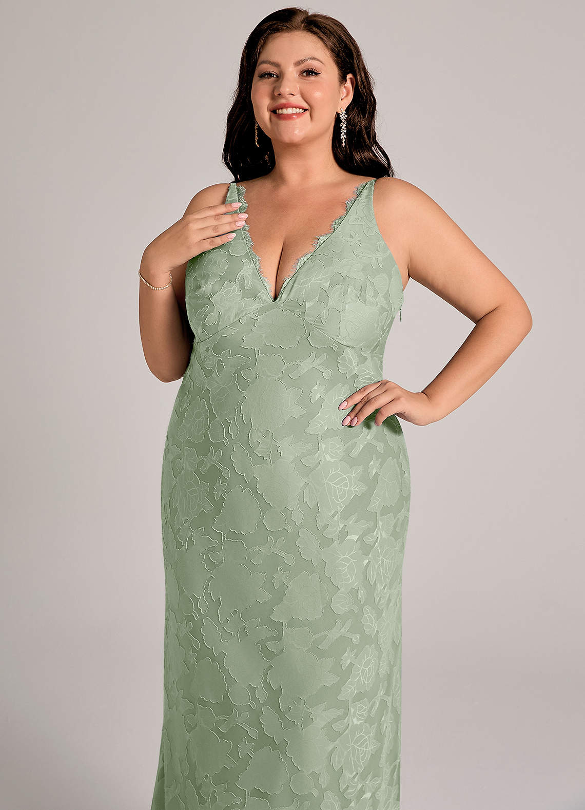 Azazie Tianna Robes de demoiselle d'honneur Robe Fourreau en Blumen-Burnout Dentelle Vert Sauge image11
