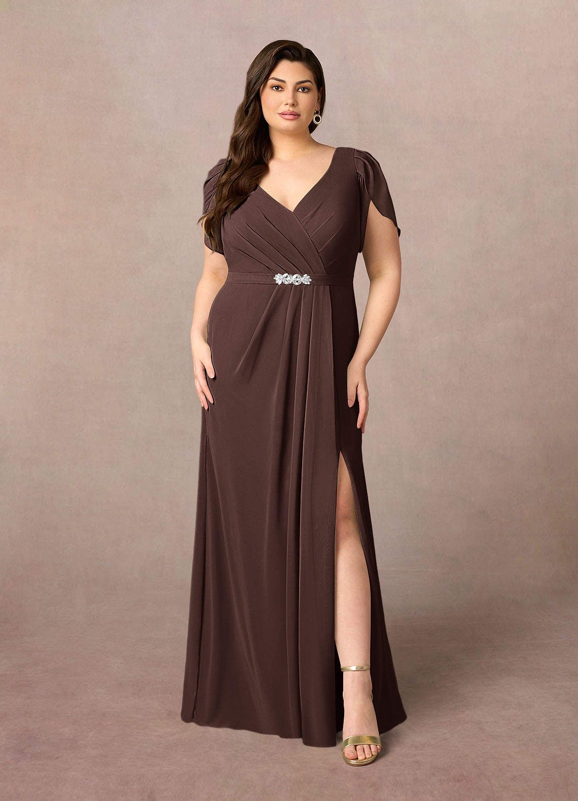 Azazie Marianne Mère de la mariée Robes Robe Fourreau en Mousseline de soie Col V plissé Ganache image1