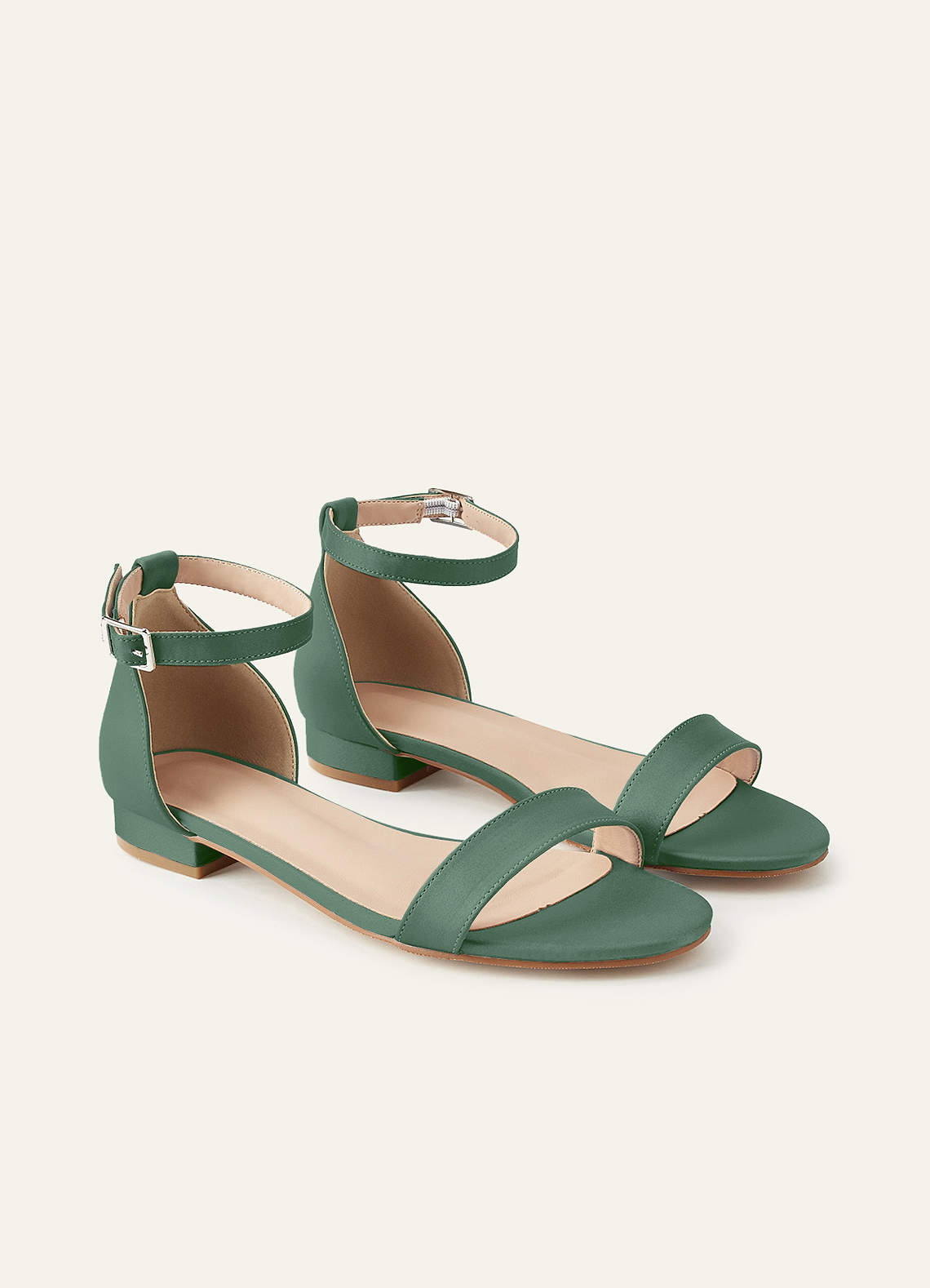 front Bijpassende matte satijnen sandalen met enkele band en gesp voor bij de enkel.