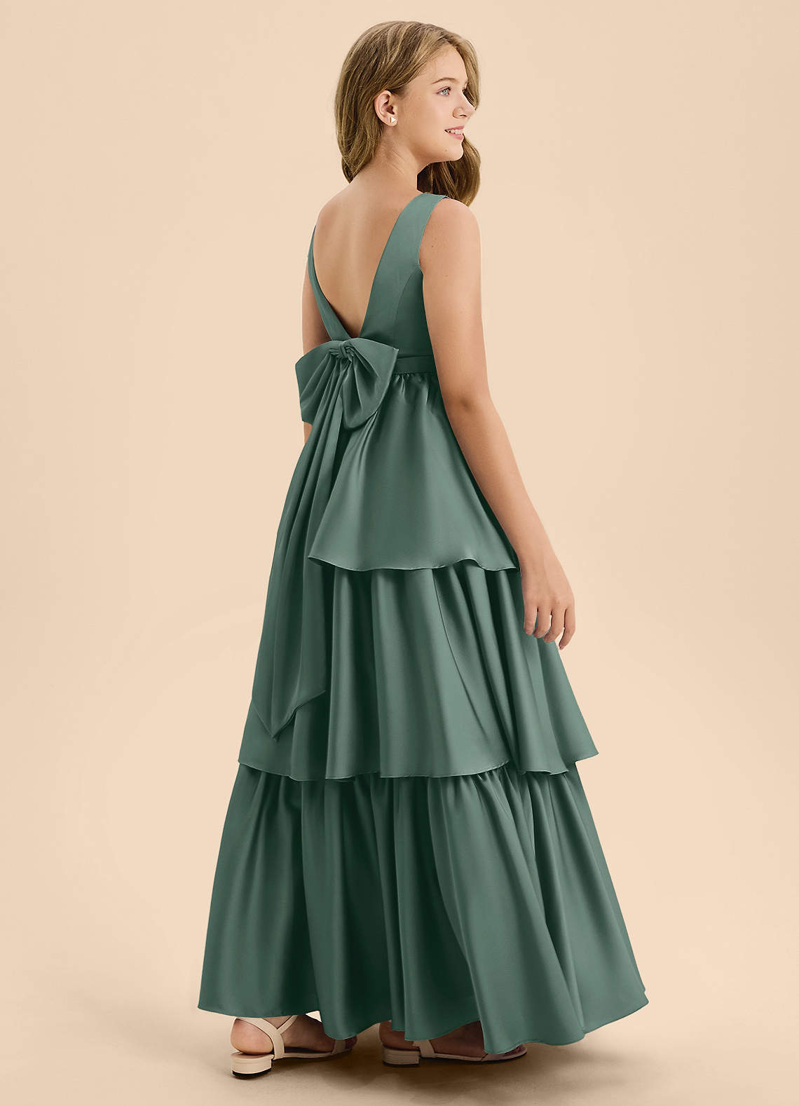 Azazie Meadowyn Junior Robe Trapèze en Satin extensible Arc Eucalyptus image1