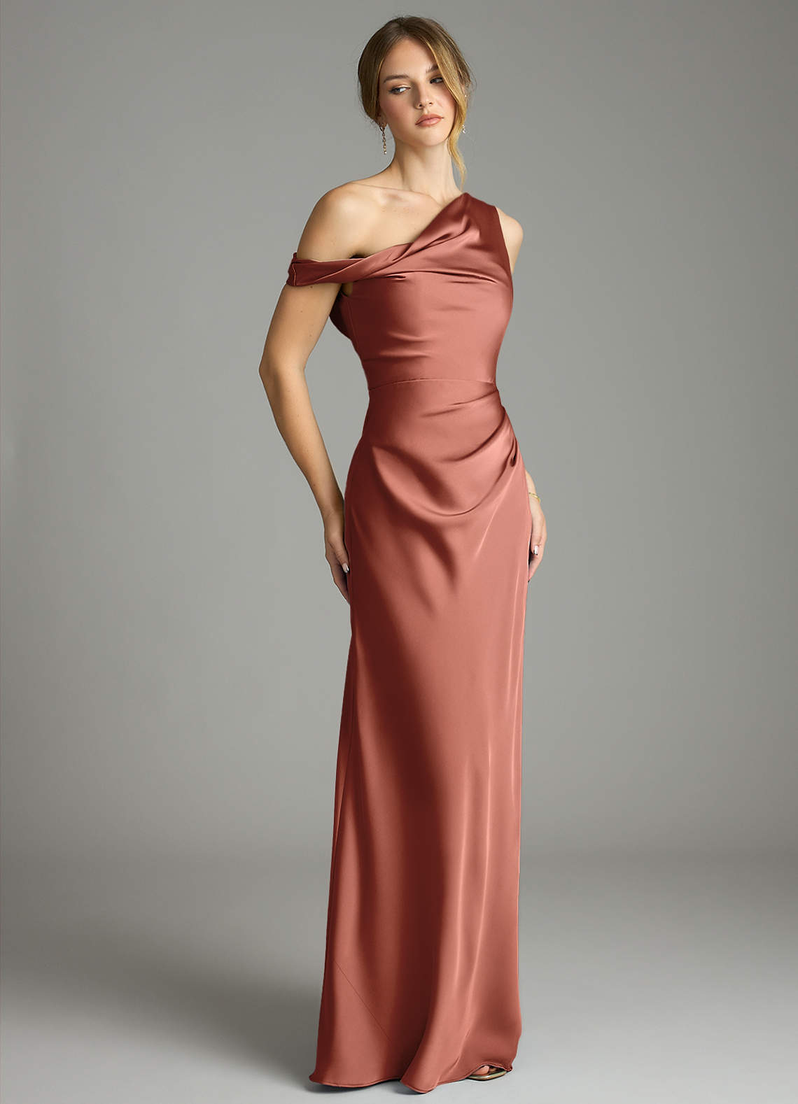 Azazie Emerson Vestidos de madrinha de casamento Vestido Castanho Aloirado de Cetim elástico de sereia com Fora do ombro image4