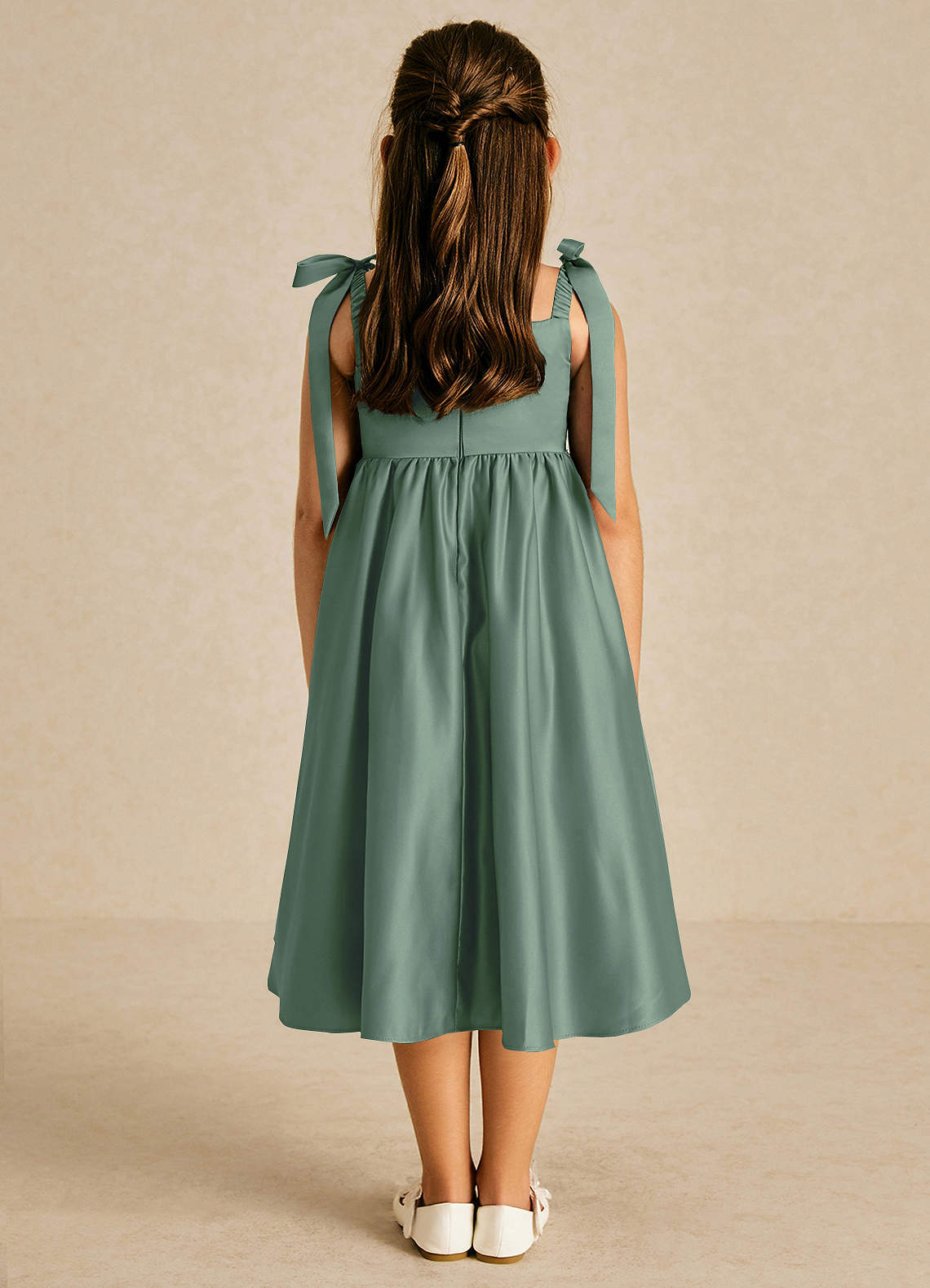 Azazie Chelsie Blumenmädchenkleider A-Linie Schleifen Matte Satin Kleid Eukalyptus image1
