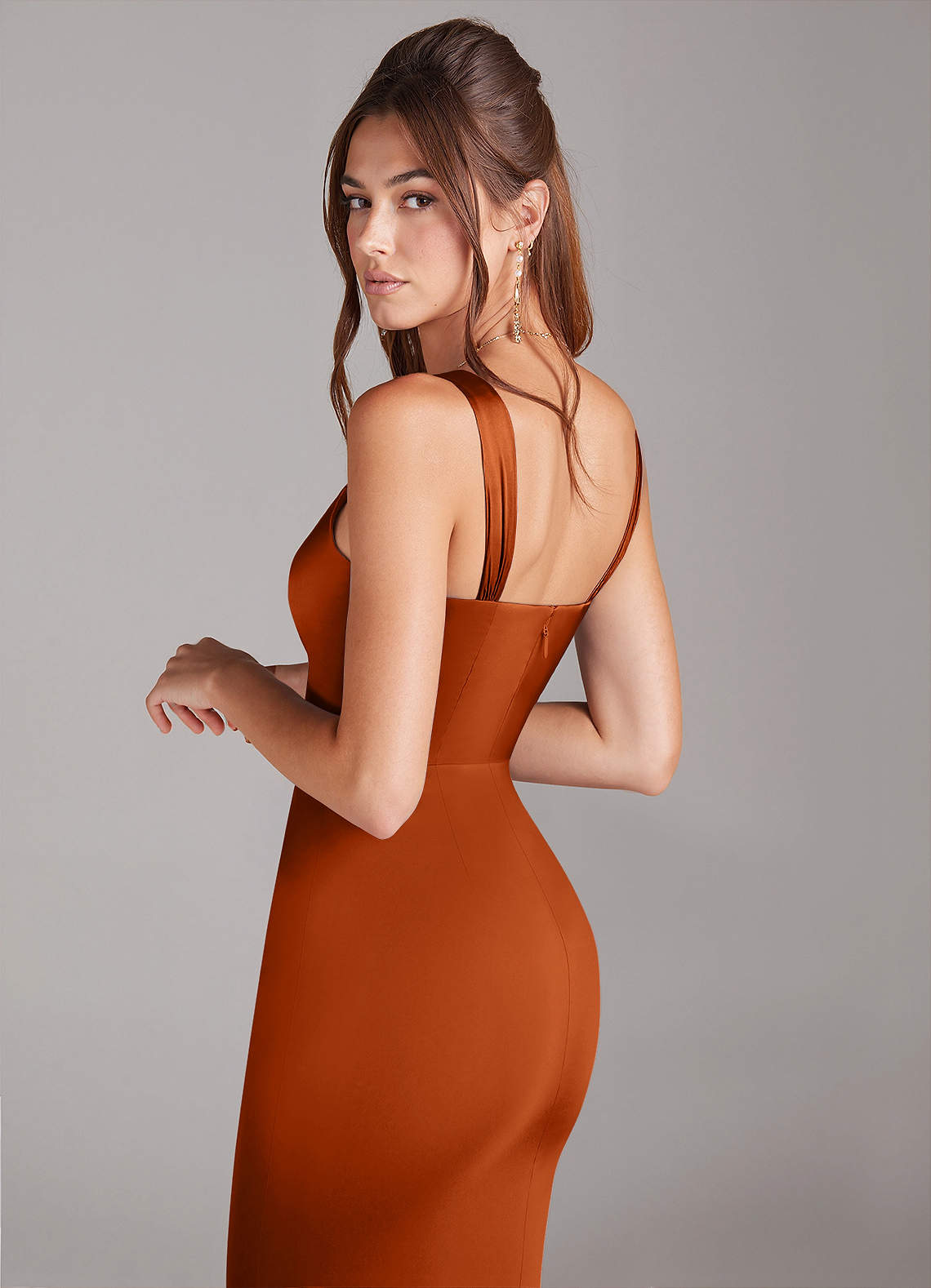 Azazie Denice Vestidos de damas de honor Vestido de Naranja Quemada de Satén Elástico de Corte Recto con Plisado image4