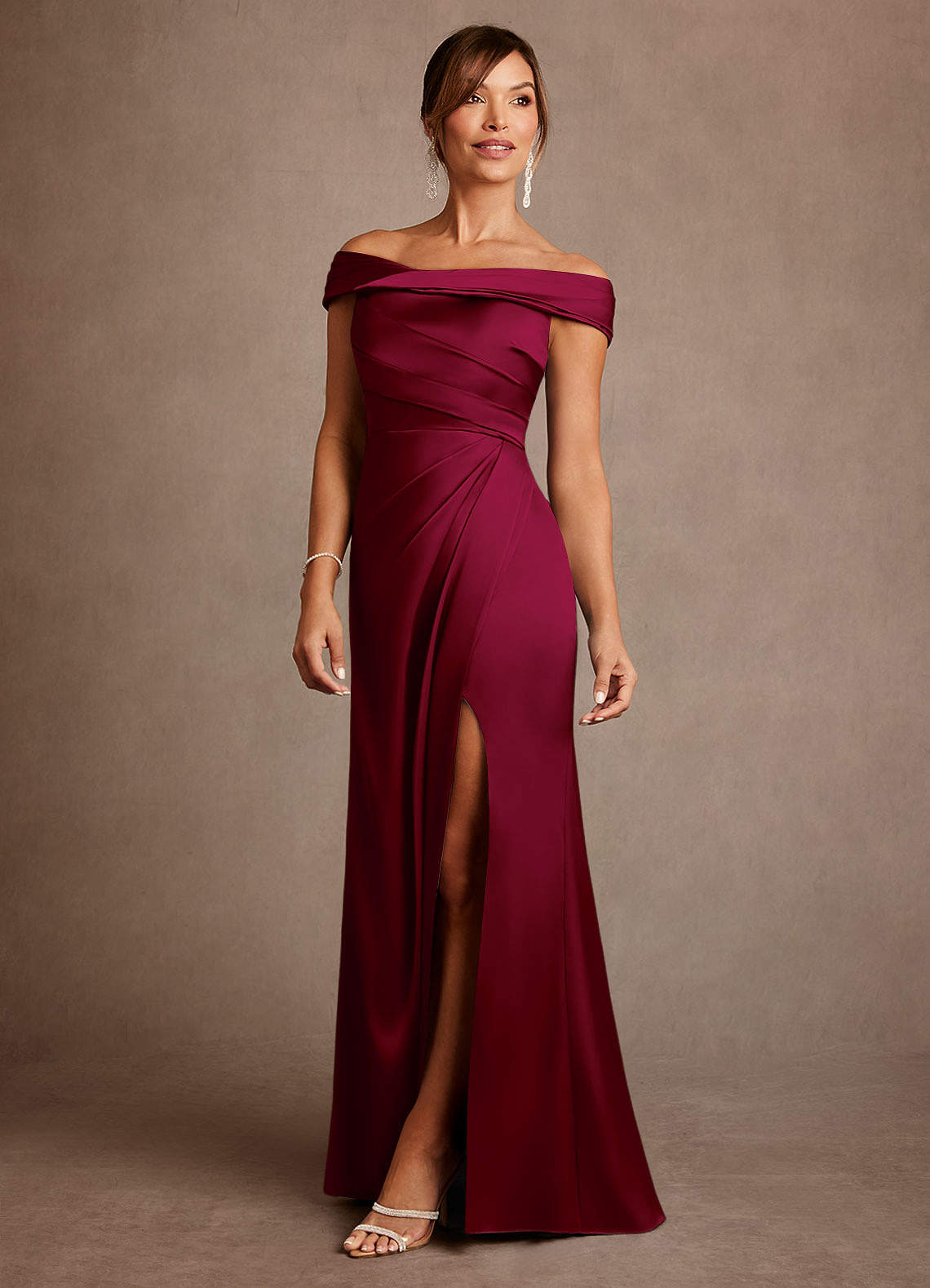 Azazie Bedford Abiti per la Madre della Sposa Abito Tubino in Raso Elasticizzato Plissettato Borgogna image1