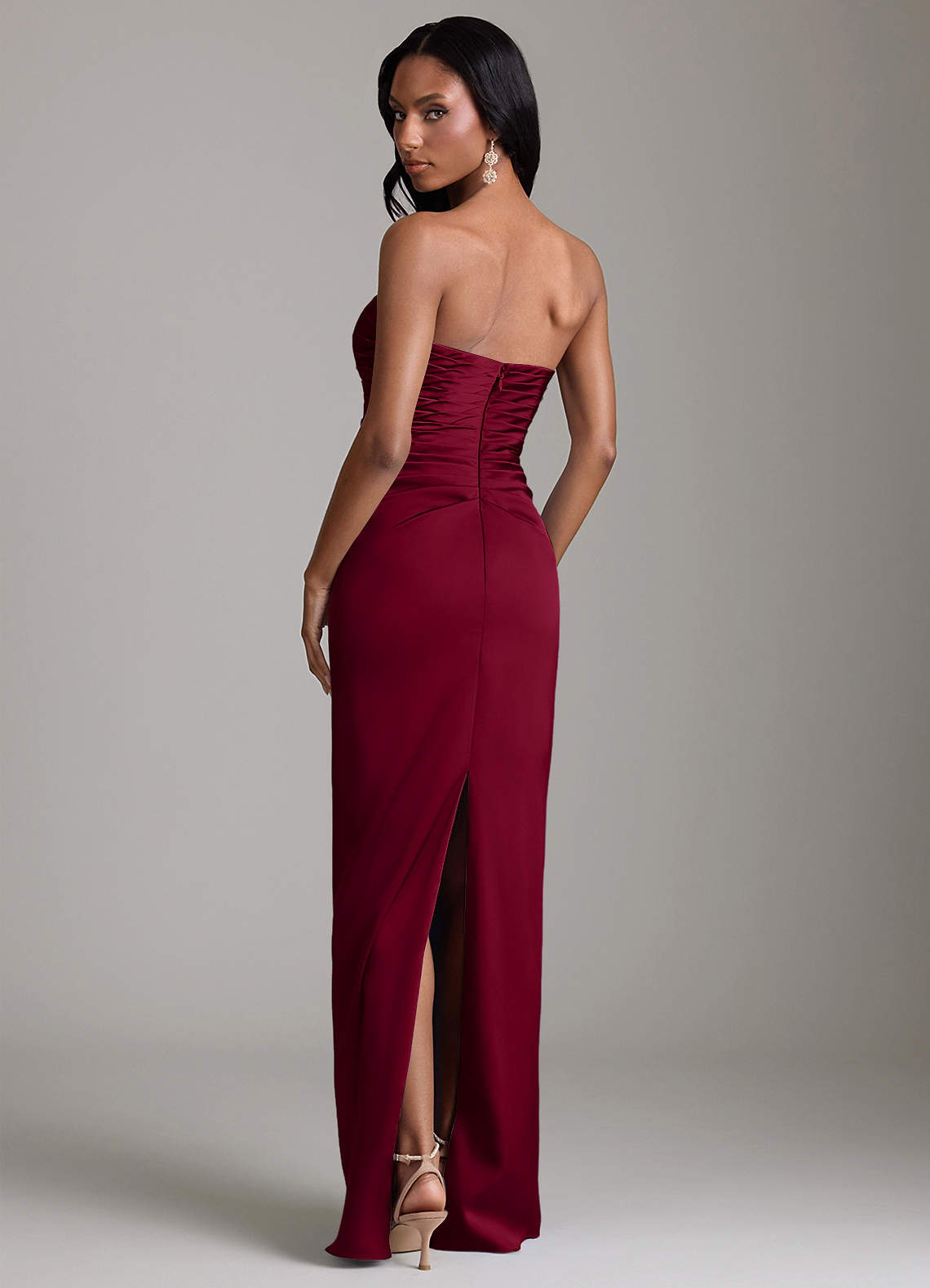 Azazie Sonora Essayer des robes à la maison Robe Fourreau en Satin extensible Sans bretelles Bourgogne image6