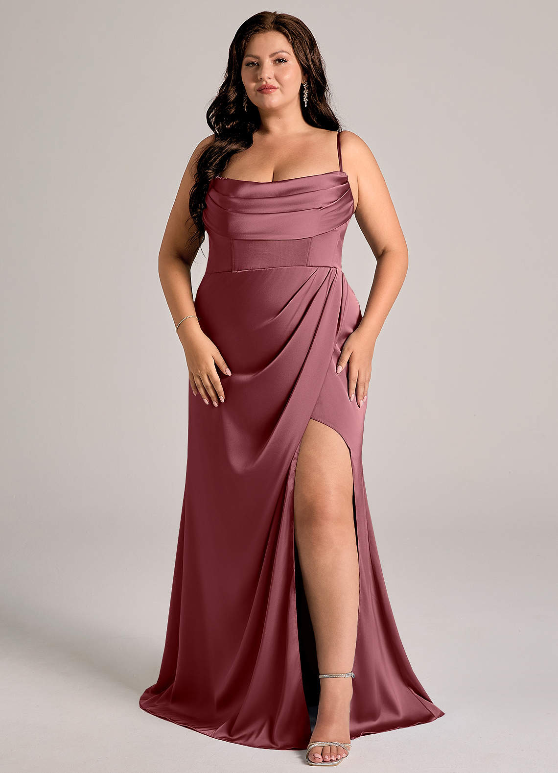 Azazie Johana Robes de demoiselle d'honneur Robe Sirène Convertible en Satin extensible Épaule décolletée Rose Du Désert image12