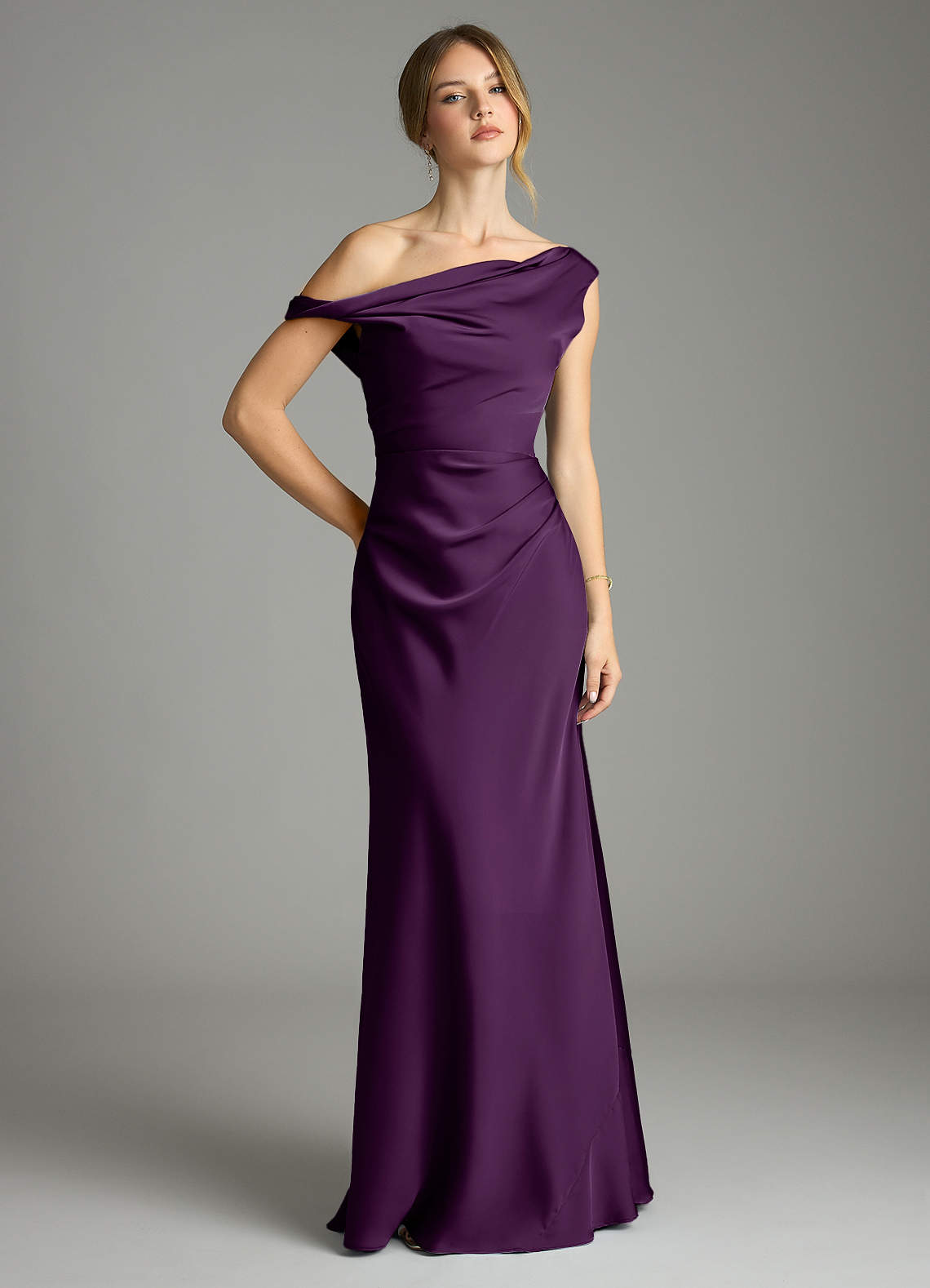 Azazie Emerson Abiti da Damigella Abito Sirena in Raso Elasticizzato a Spalla Scoperta Uva image1