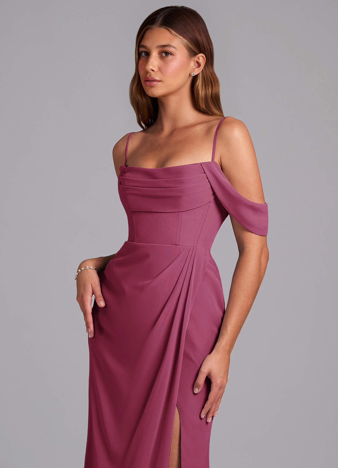 Azazie Johana Jurken voor bruidsmeisjes Converteerbaar Jurk van Chiffon met Zeemeermin Off-shoulder Moerbei image4