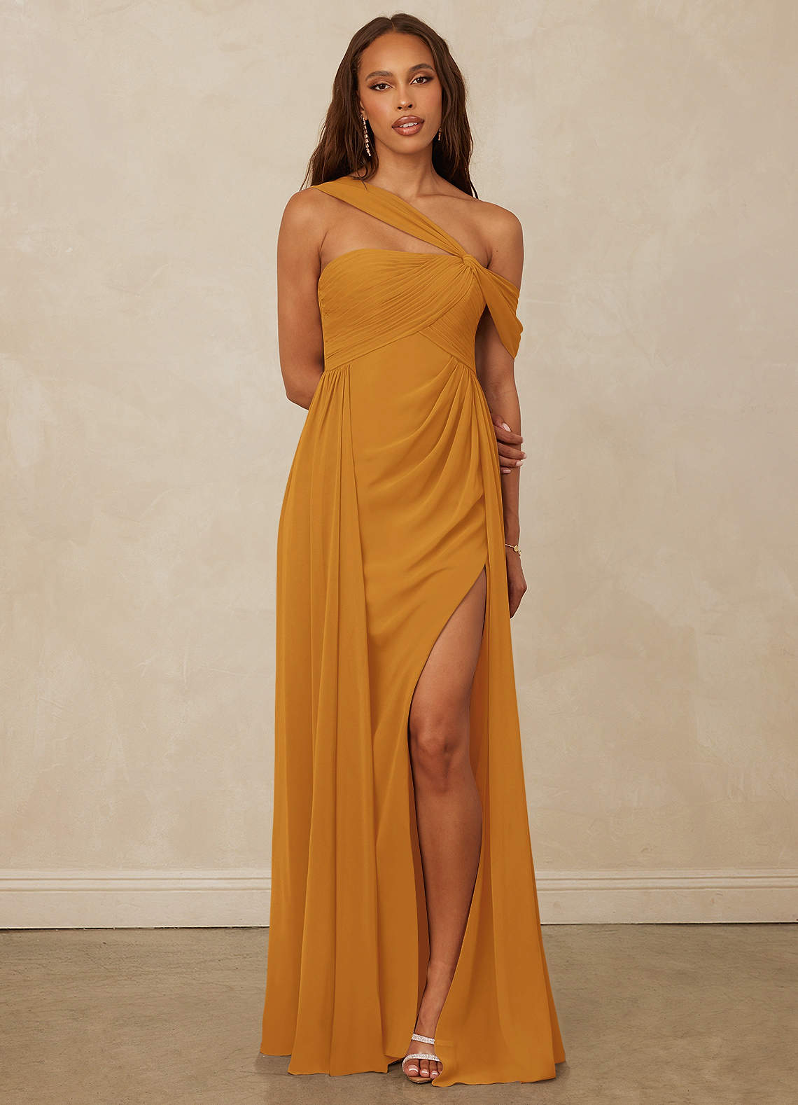 Christian Siriano Bridal for Azazie 1014 Brautjungfernkleider A-Linie Schulterfrei Chiffon Kleid Butterscotch image1