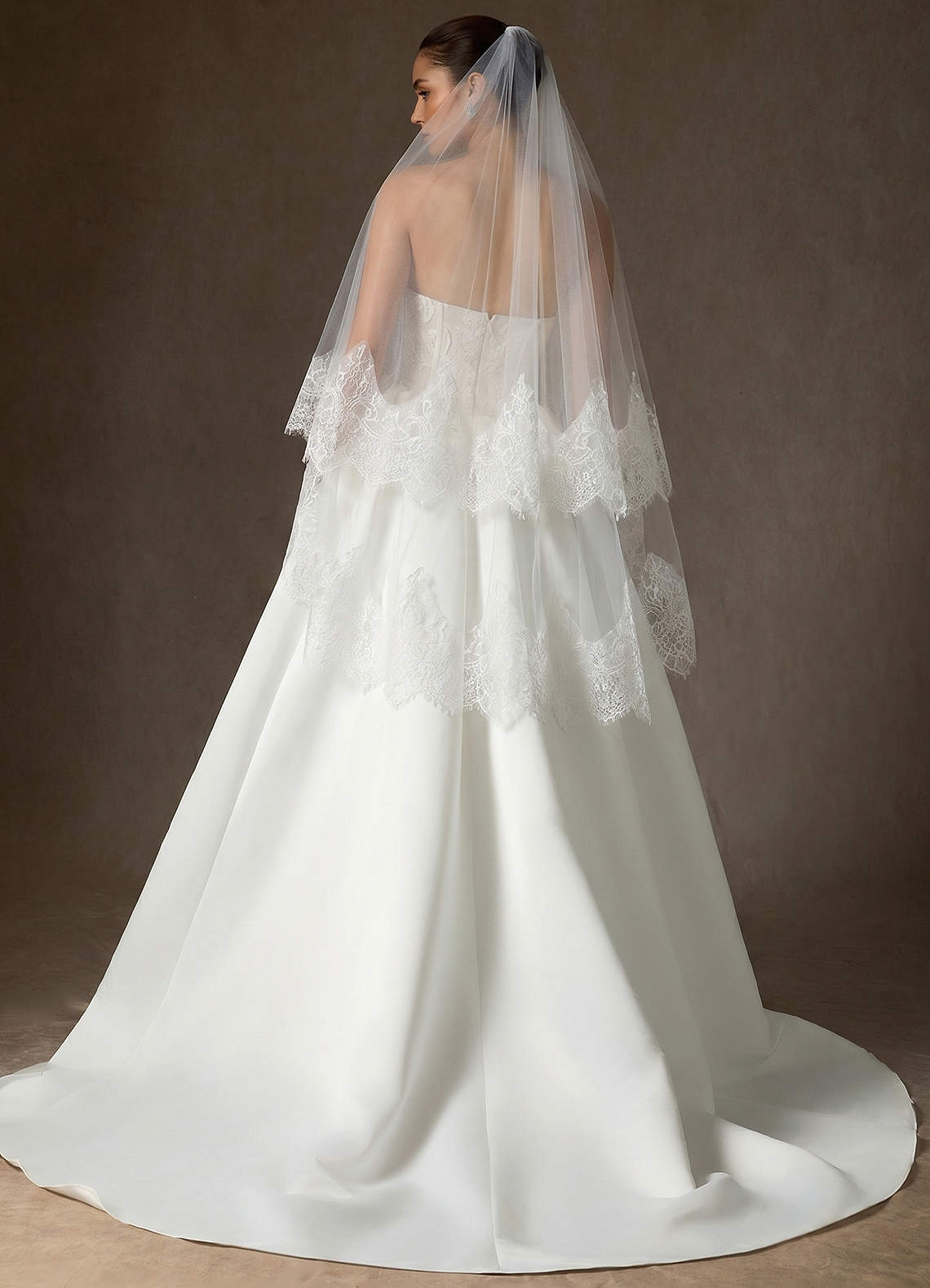 front Two-Tier Scalloped Lace Evangeline Fingertip Veil