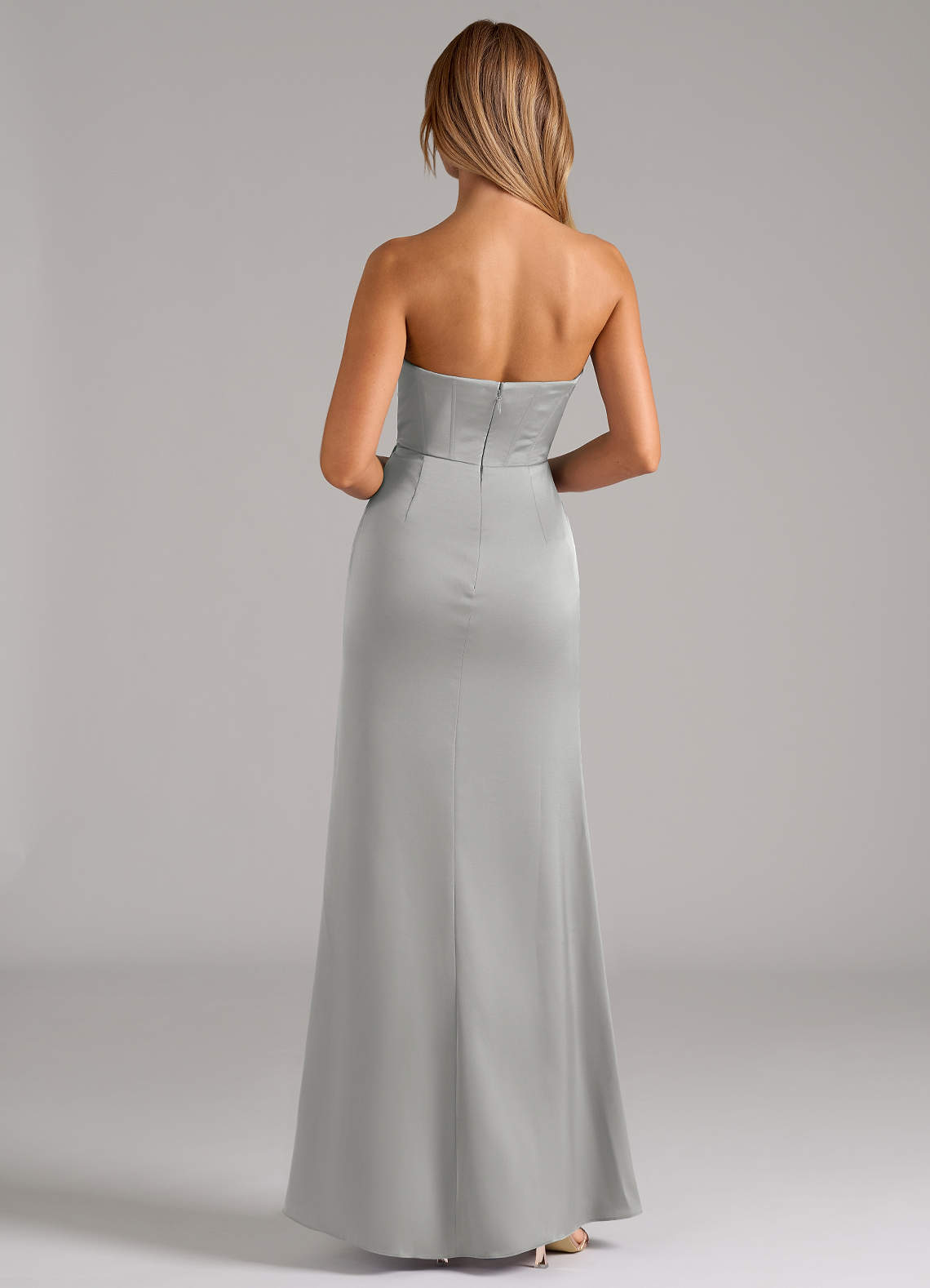 Azazie Johana Robes de demoiselle d'honneur Robe Sirène Convertible en Satin extensible Épaule décolletée Argent image6