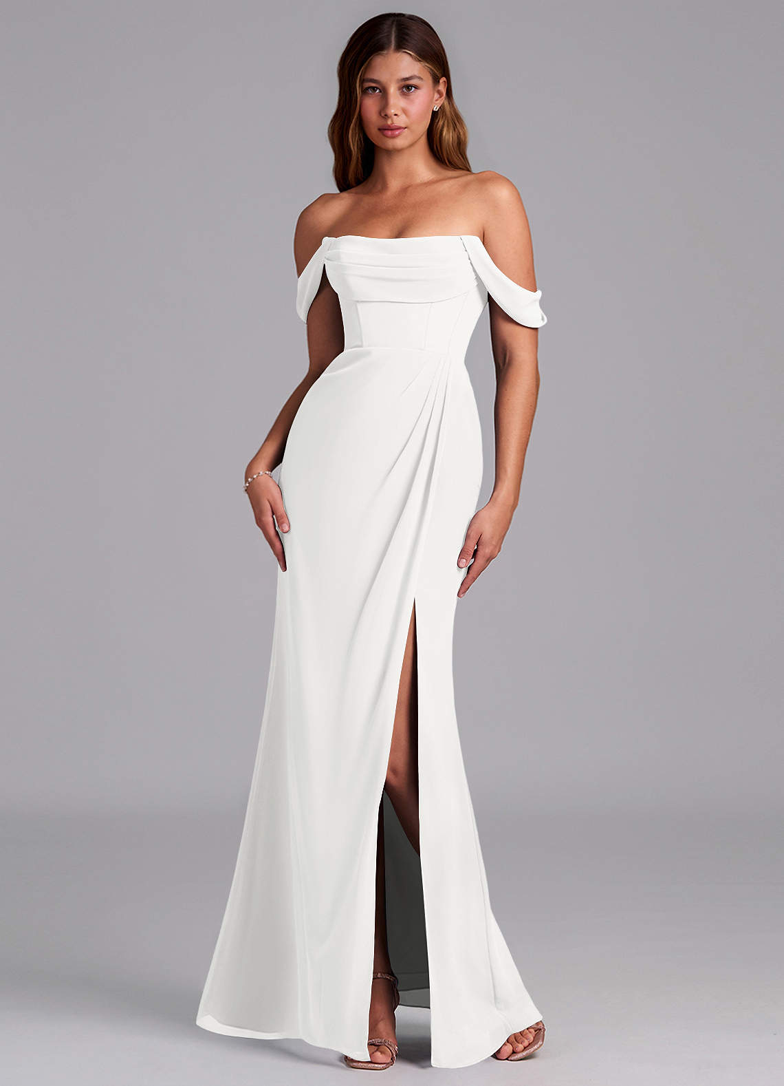 Azazie Johana Robes de demoiselle d'honneur Robe Sirène Convertible en Mousseline de soie Épaule décolletée Blanc image6