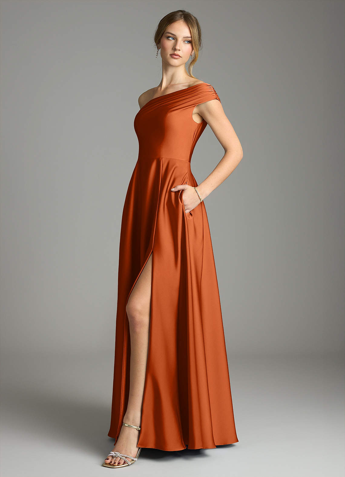 Azazie Melanie Robes de demoiselle d'honneur Robe Trapèze en Satin extensible Épaule décolletée Orange Brûlée image3