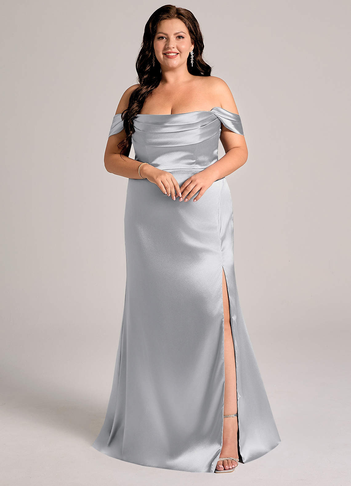 Azazie Saige Vestidos de damas de honor Vestido de Plata de Satén Metálico de Corte Recto Convertible con Vestidos sin tirantes image1