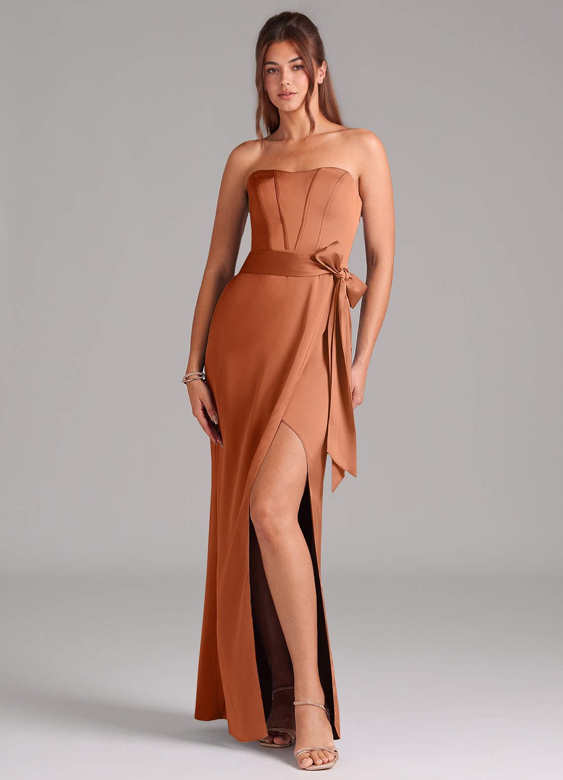 Azazie Jamie Robes de demoiselle d'honneur Robe Trapèze Convertible en Satin extensible Sans bretelle Cuivre image1