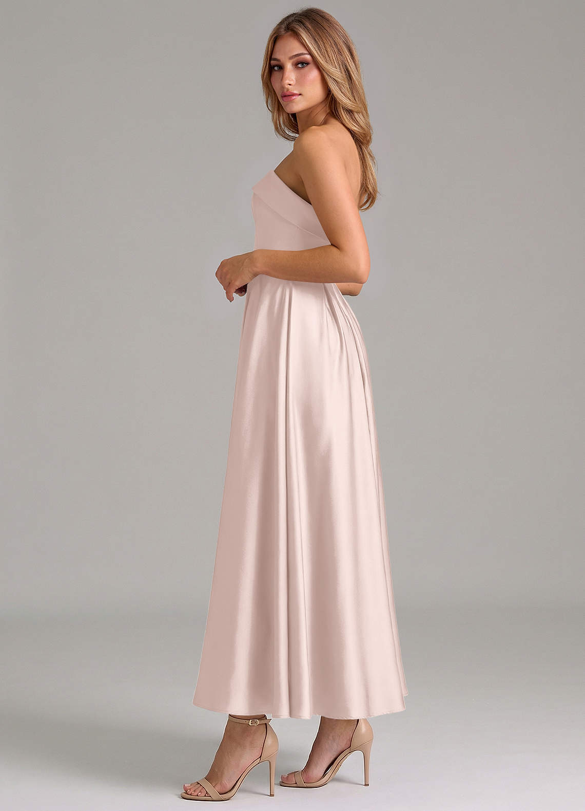 Azazie Lucienne Robes de demoiselle d'honneur Robe Trapèze en Satin extensible Plissée Rose Pâle image2