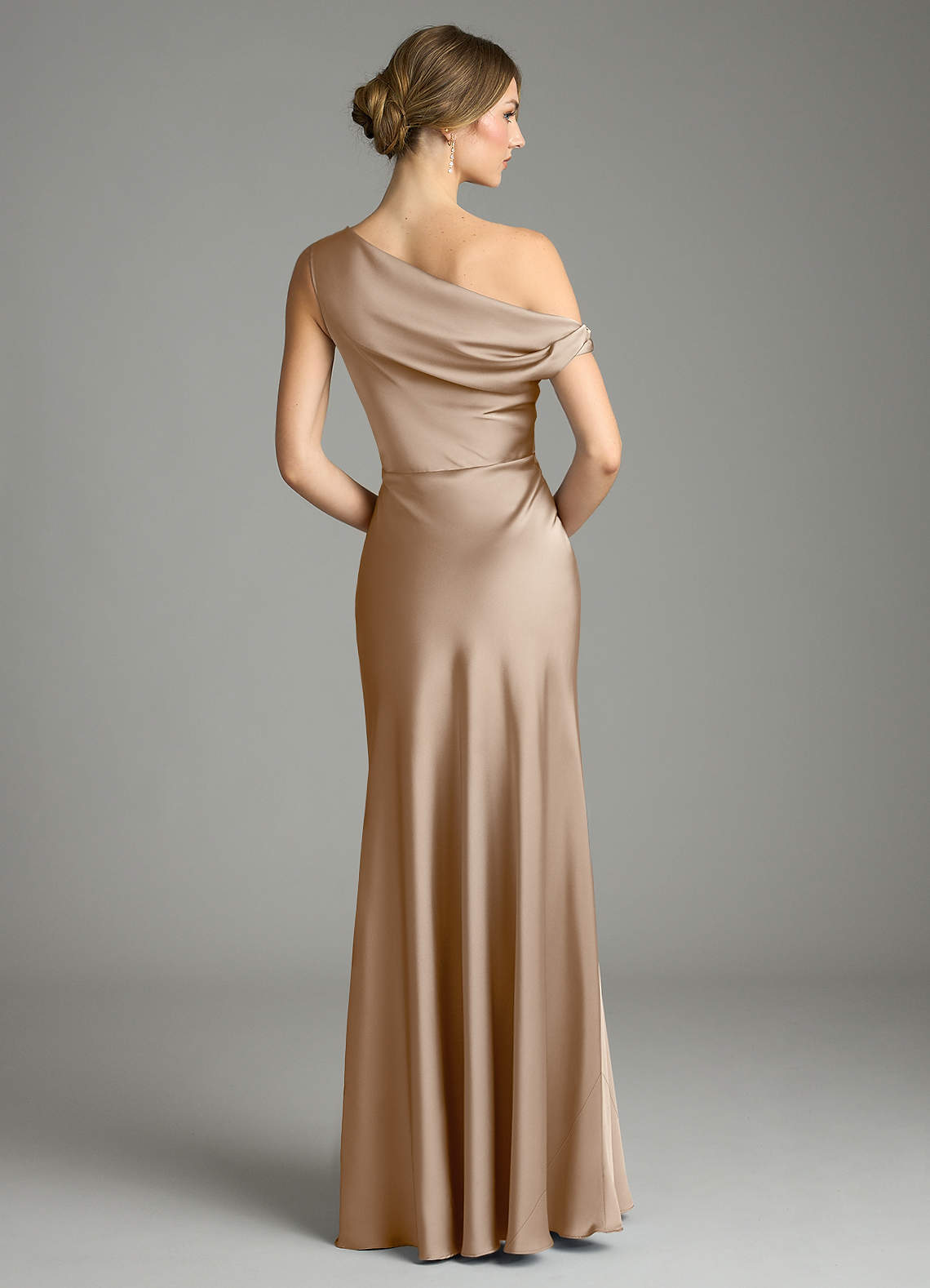 Azazie Emerson Jurken voor bruidsmeisjes Jurk van Stretch Satijn met Zeemeermin Off the Shoulder Taupe image2