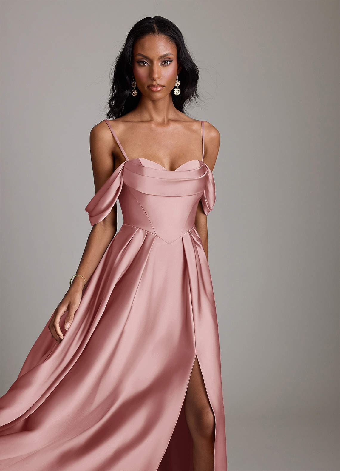 Azazie Loisa Vestidos de madrinha de casamento Vestido Rosa Empoeirada de Cetim elástico de Linha A com Ombros Caídos image2