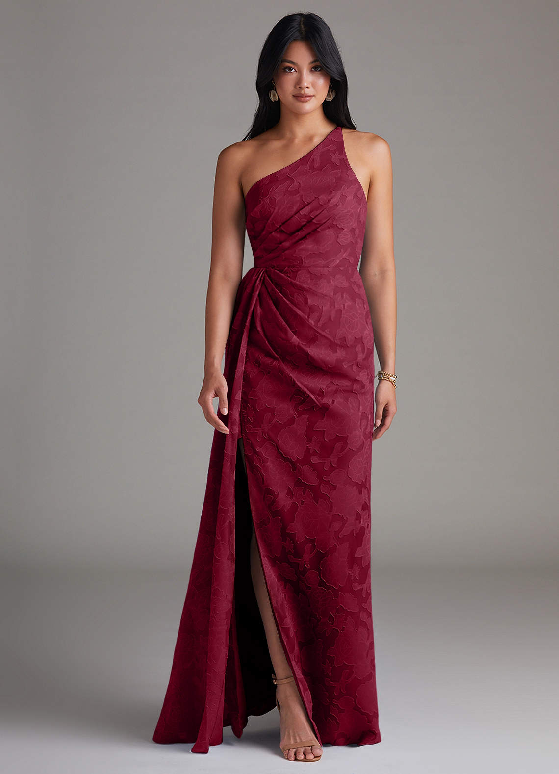 Azazie Mika Robes de demoiselle d'honneur Robe Fourreau en Blumen-Burnout Ue épaule Bourgogne image1