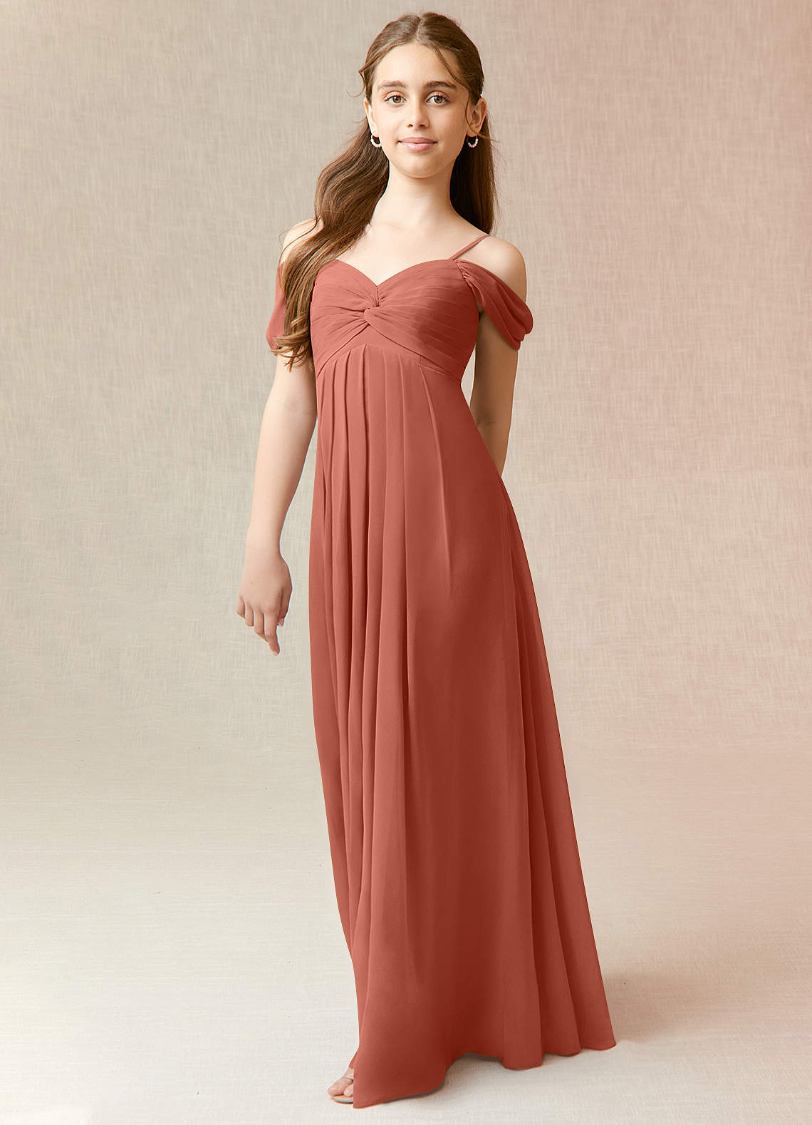 Azazie Kaitlynn Junior Vestido Argila de Chiffon de Linha A com Fora do ombro image1