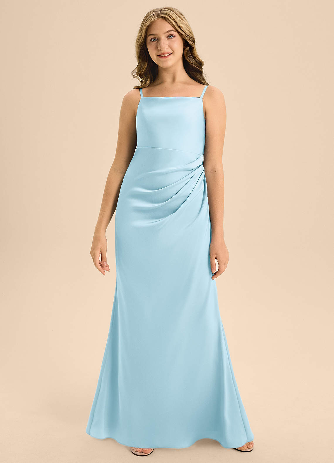 Azazie Renna Junior Vestido de Azul Cielo de Satén Elástico de Corte En A con Plisado image3
