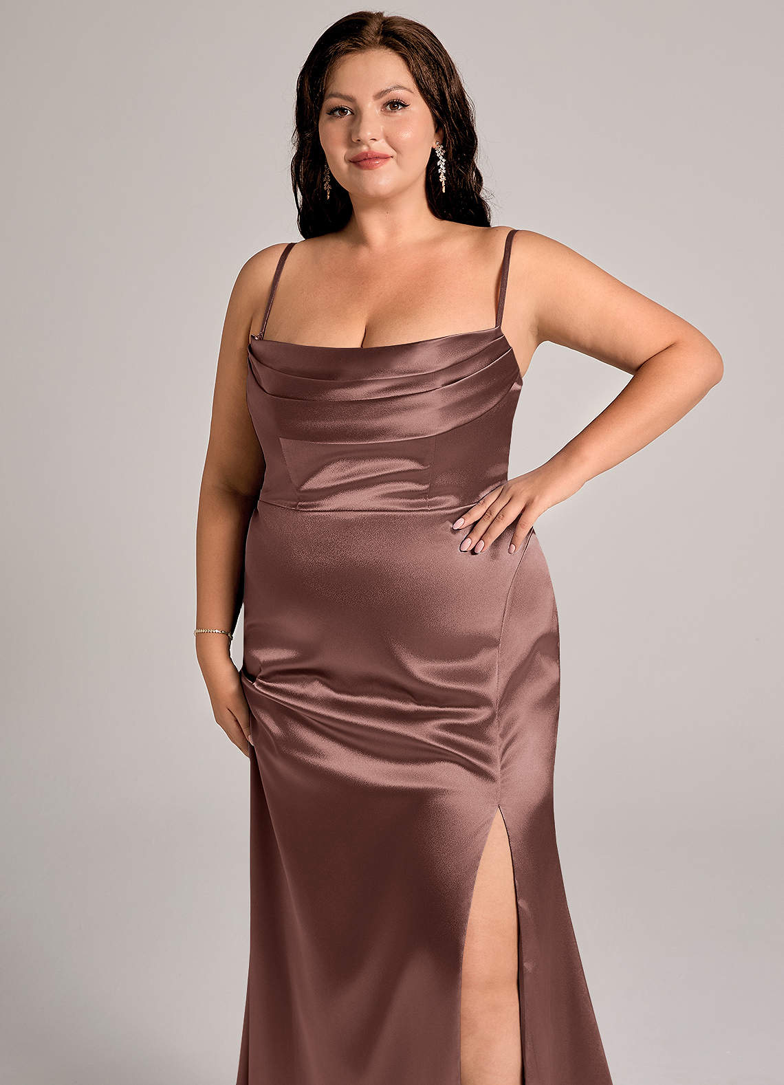 Azazie Saige Jurken voor bruidsmeisjes Converteerbaar Jurk van Metaalachtig Satijn met Kolom Off the Shoulder Espresso image14