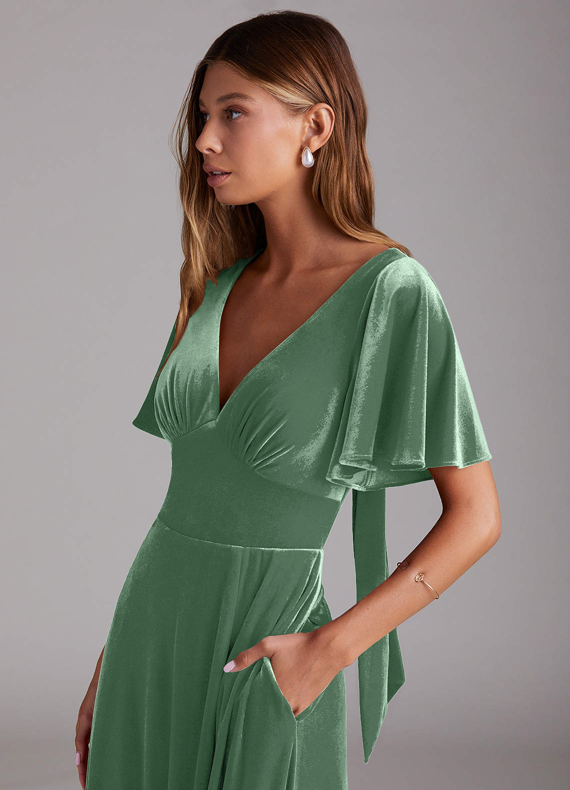 Azazie Kimber Robes de demoiselle d'honneur Robe Trapèze en velours avec poches Eucalyptus image5