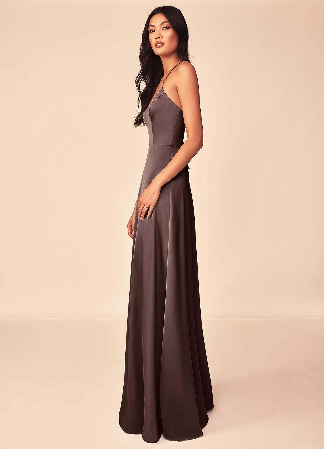 Azazie Mei Probar vestidos en casa Vestido de Negro de Satén Elástico de Corte en A con Cuello en V image3