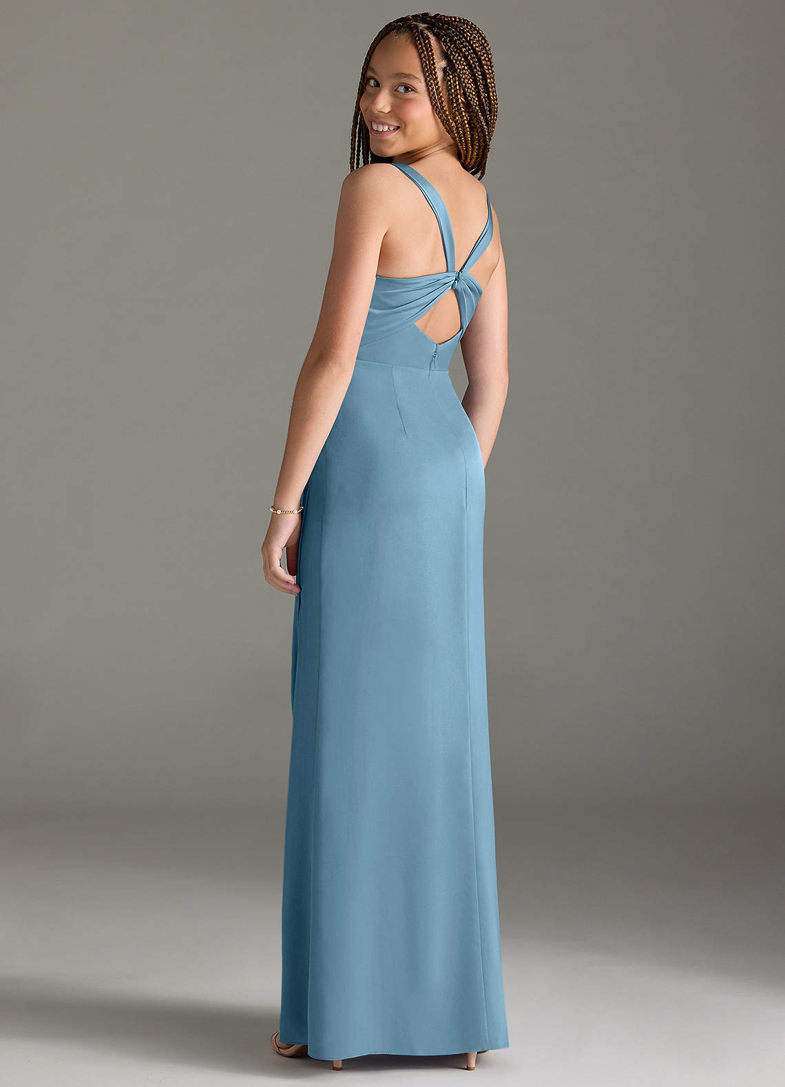 Azazie Mero Junior Vestido de Azul Acero de Satén Elástico de Corte Sirena con Plisado image1