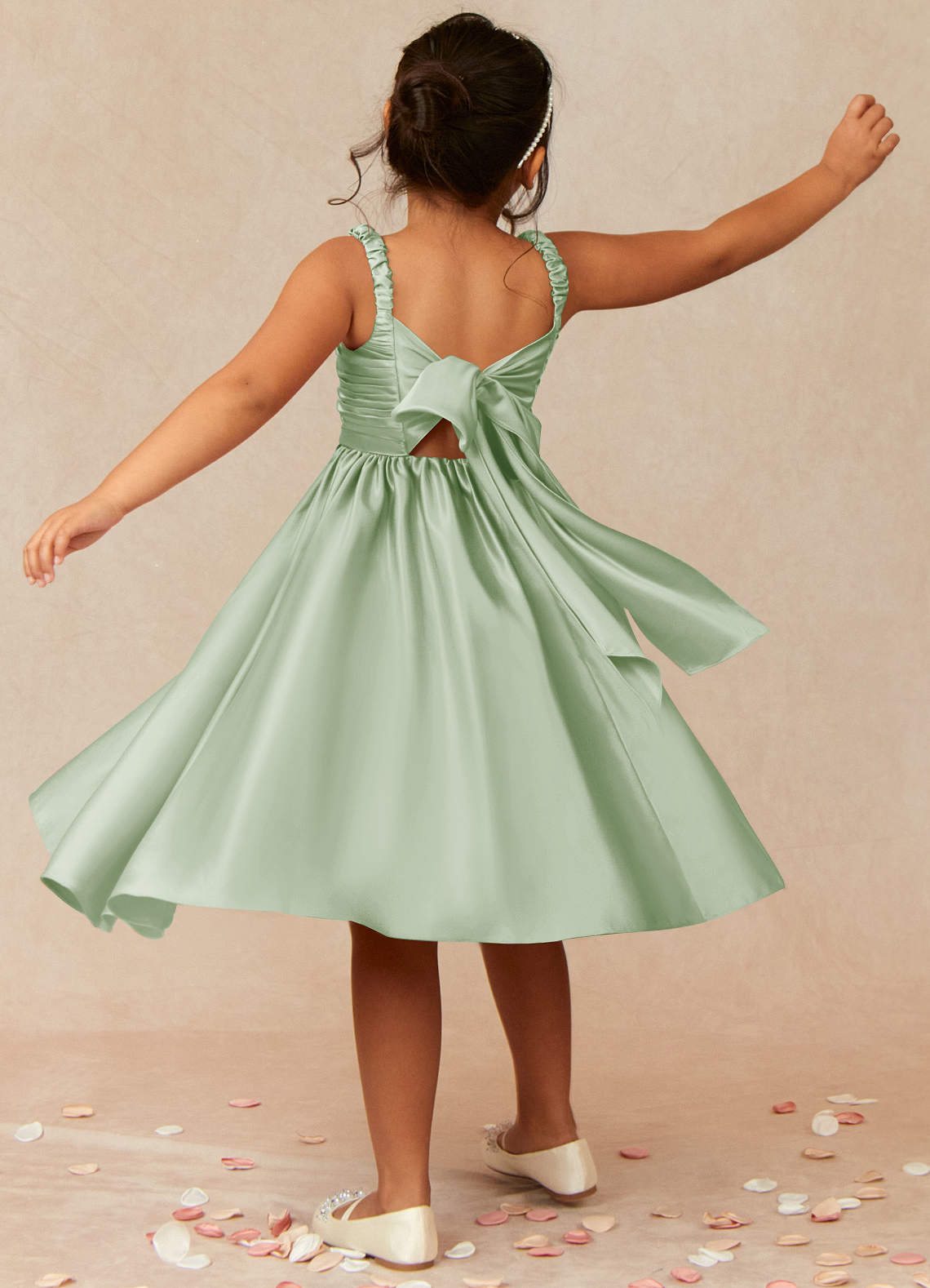 Azazie Cutie Pie Blumenmädchenkleider A-Linie Plissee Matte Satin Kleid Staubiger Salbeigrün image1