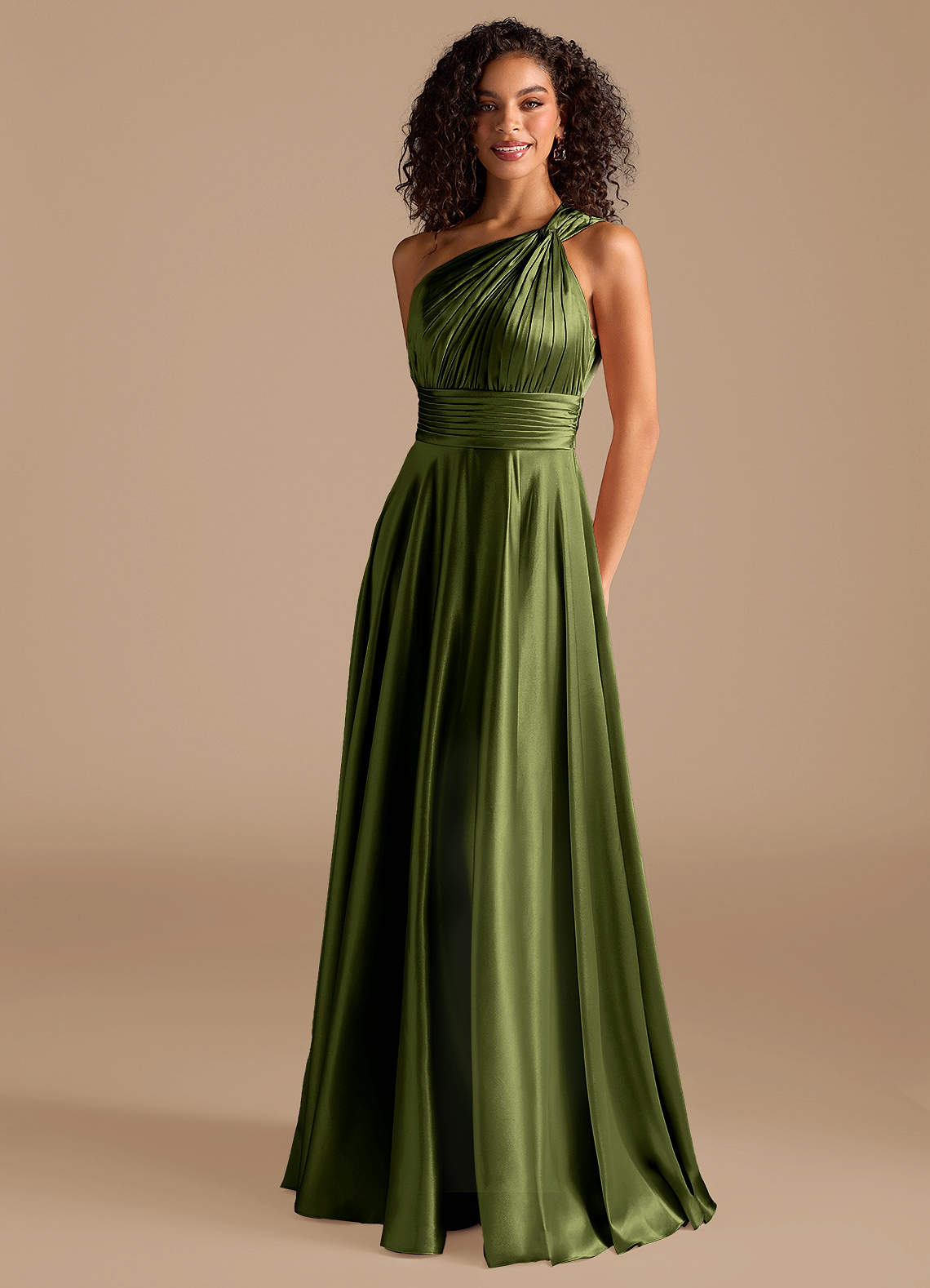 Azazie Charlize Robes de demoiselle d'honneur Robe Trapèze en Satiné métallisé Ue épaule Olive image1