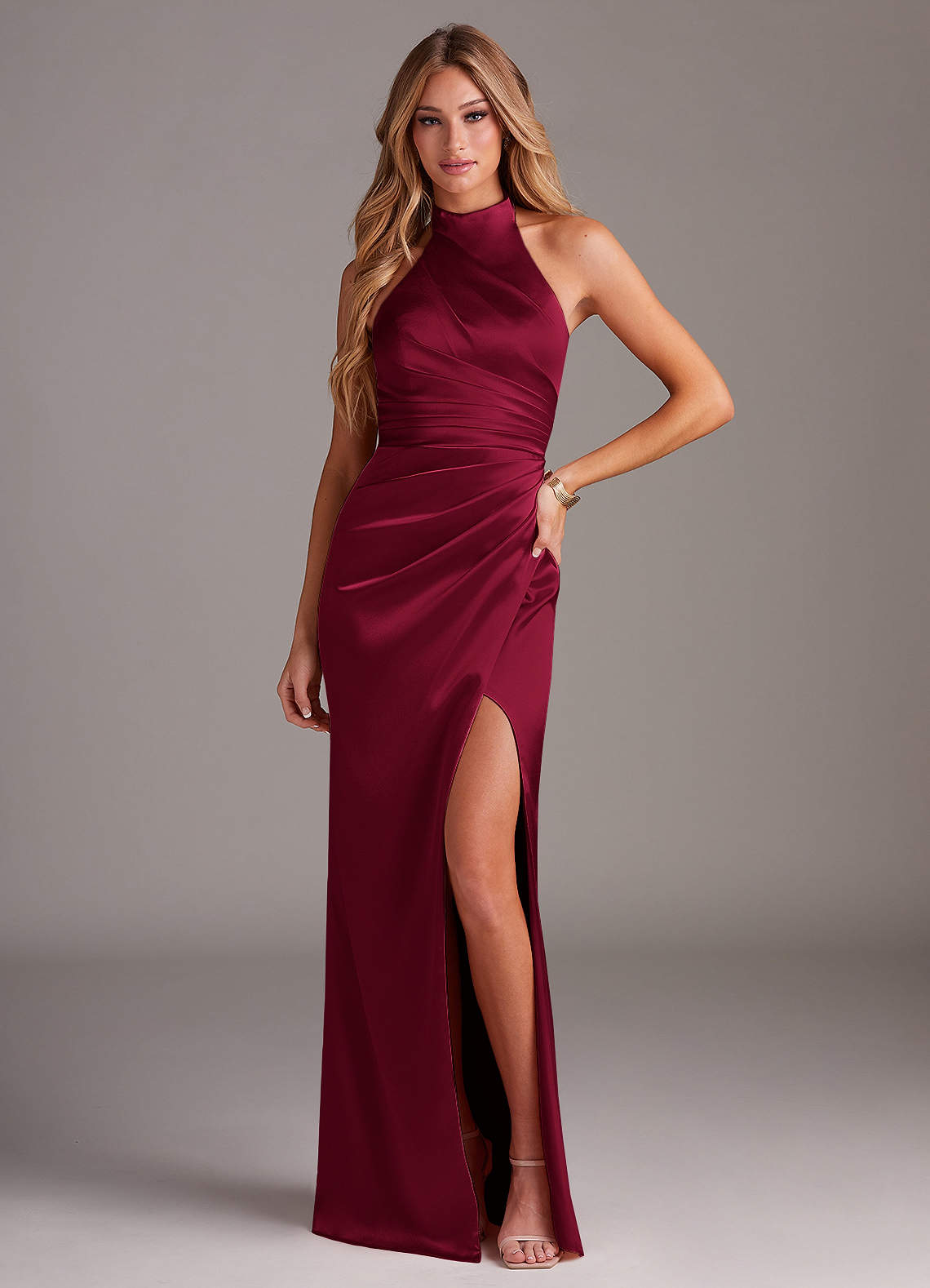 Azazie Jemma Vestidos de damas de honor Vestido de Borgoña de Satén Elástico de Corte Recto con Plisado image1
