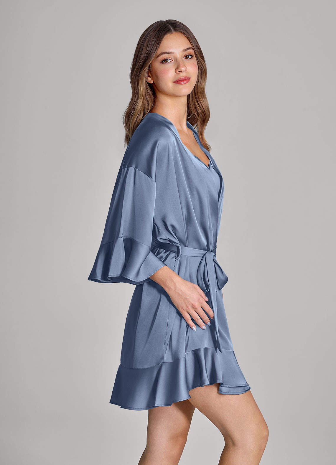 front Conjunto de robe e combinação de cetim com babados de 2 peças combinando