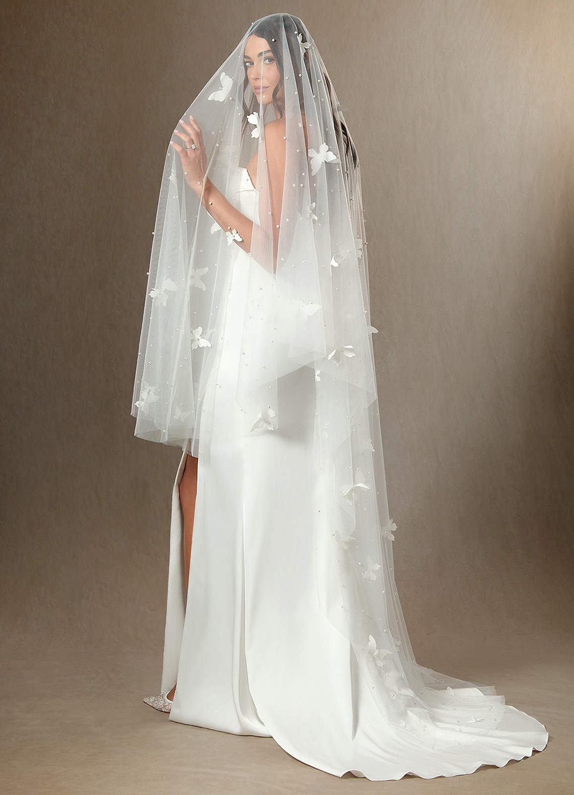 front Véu Blush Drapeado com Comprimento Catedral e Borboleta e Pérolas