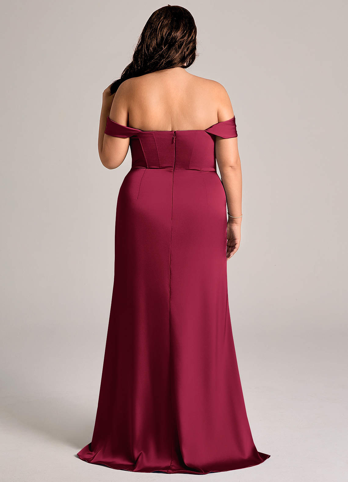Azazie Johana Robes de demoiselle d'honneur Robe Sirène Convertible en Satin extensible Épaule décolletée Bourgogne image8