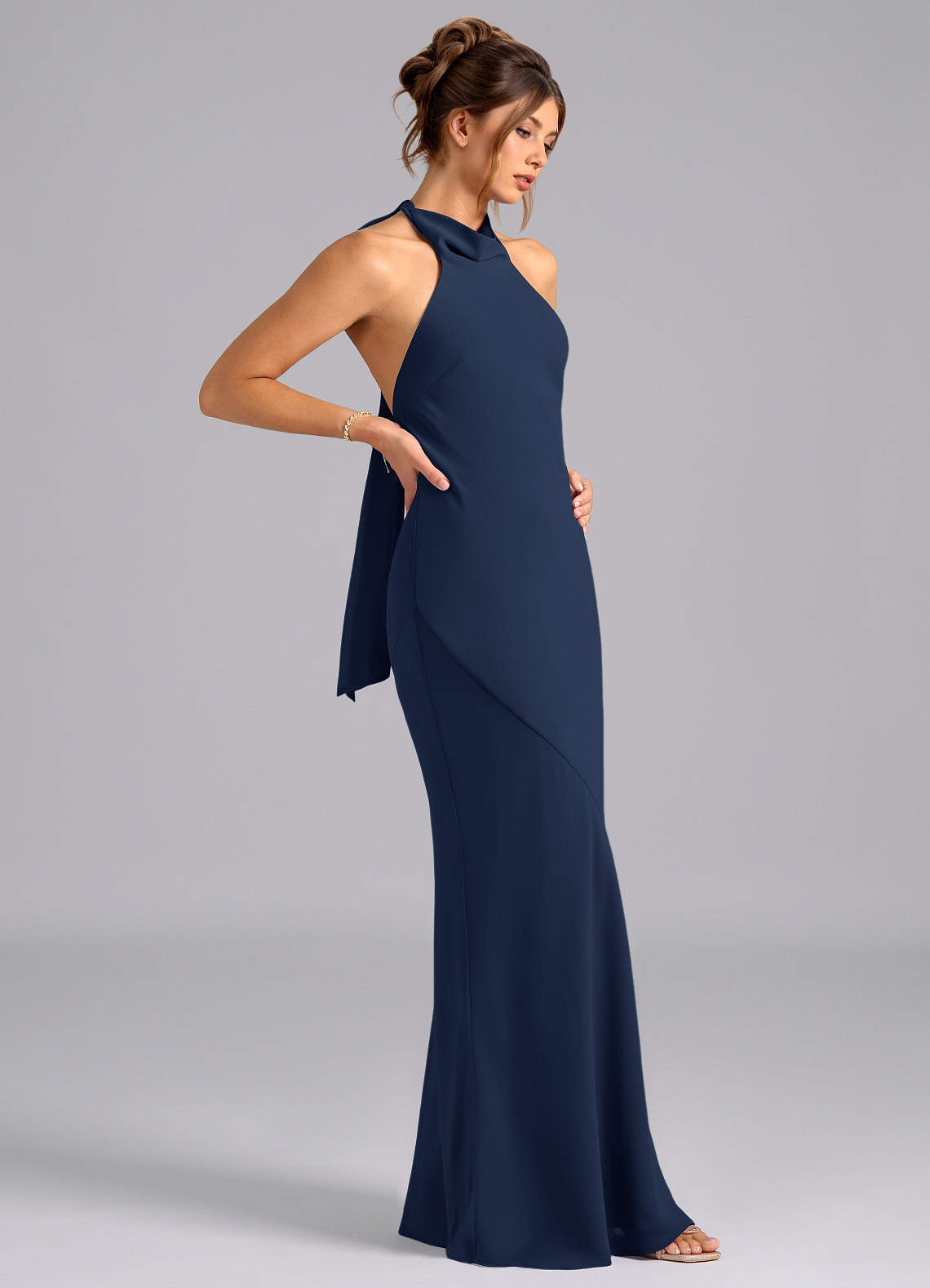 Azazie Velli Vestidos de damas de honor Vestido de Azul Marino Oscuro de Gasa de Corte Sirena con Cuello Alto image3