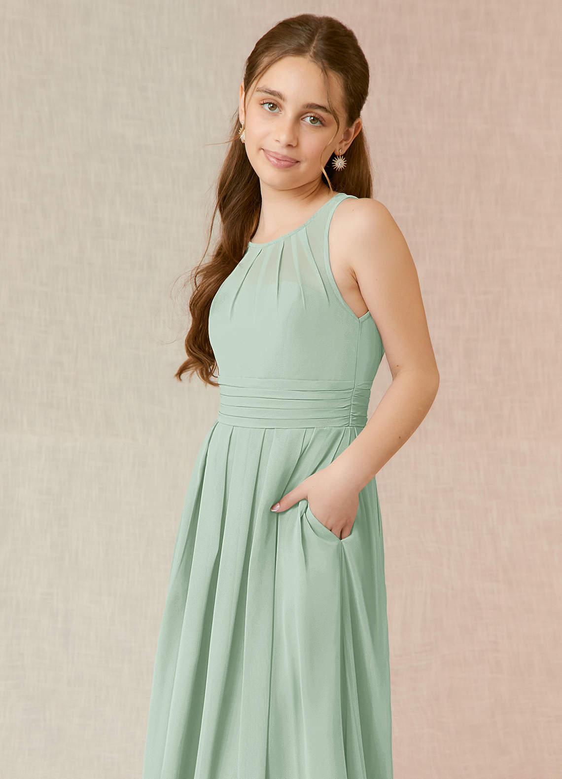 Azazie Bibiane Junior Abito A-Line in Chiffon Plissettato Agave image6