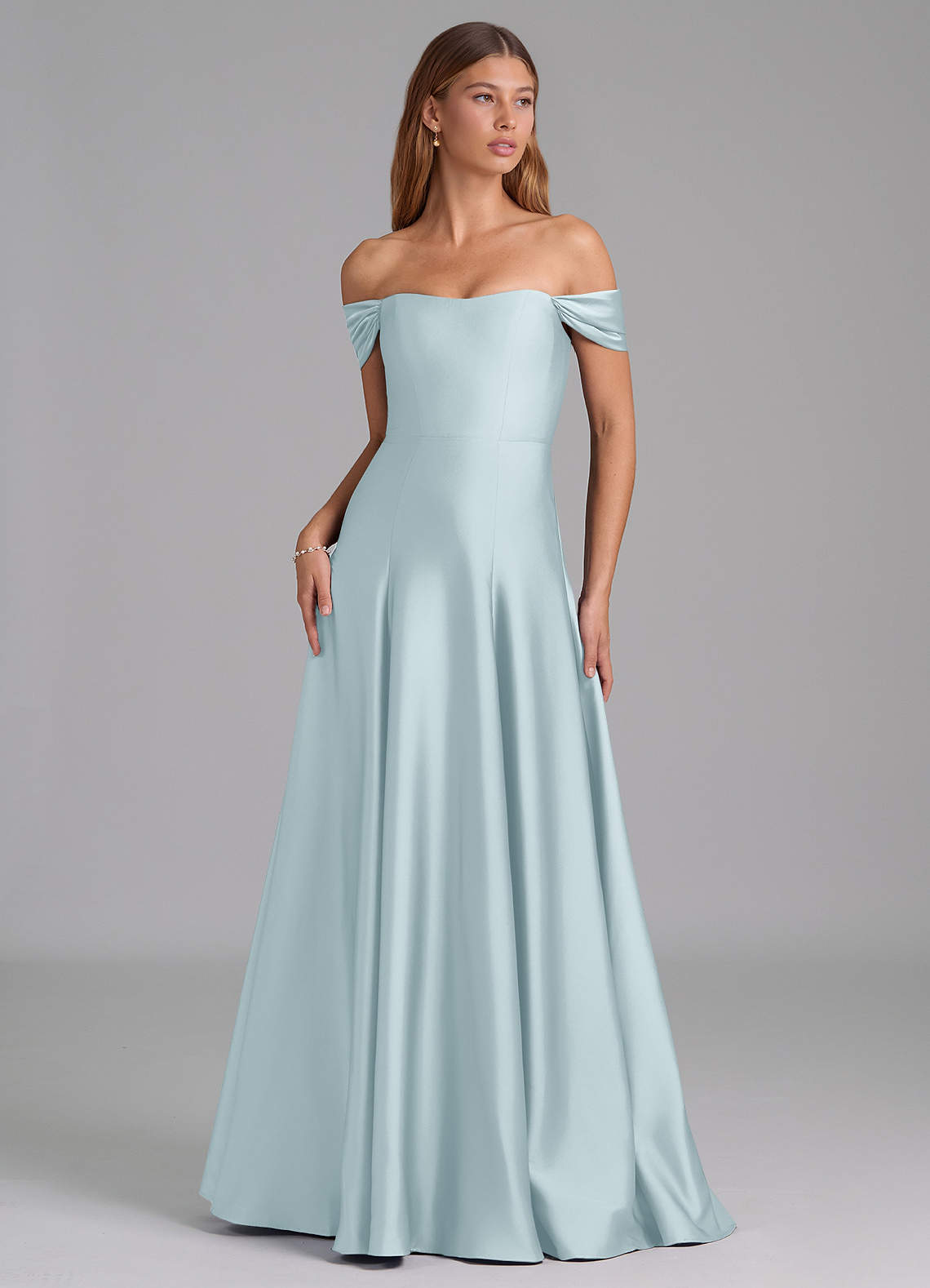 Azazie Seriana 신부 들러리 드레스 A라인 오프 더 숄더 스트레치 새틴 바닥 길이 드레스 image1