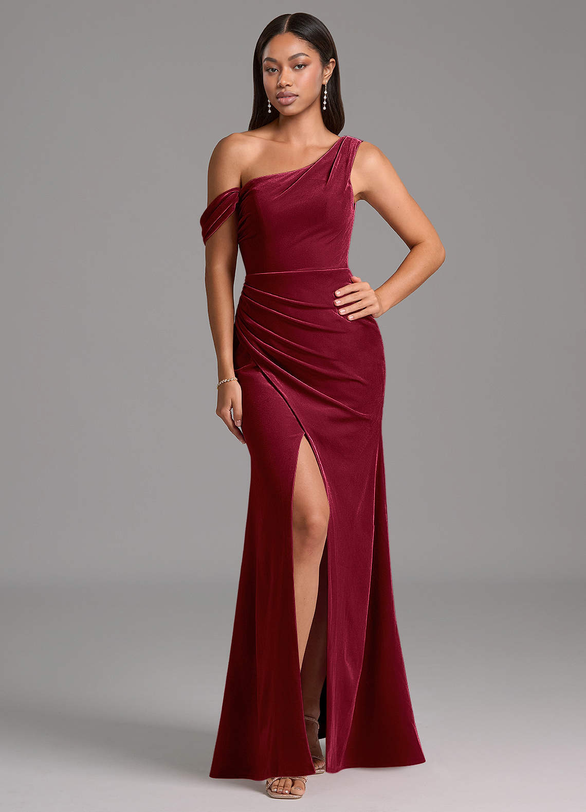 Azazie Madelyn Robes de demoiselle d'honneur Robe Fourreau en velours Ue épaule Bourgogne image1