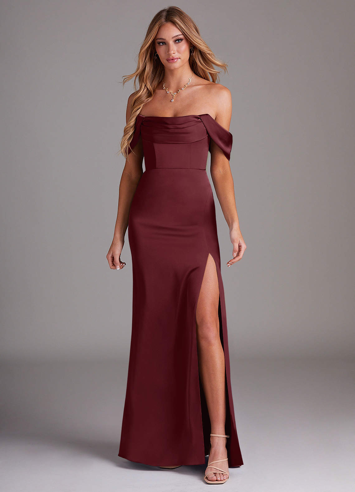 Azazie Saige Vestidos de madrinha de casamento Vestido Cabernet de Cetim elástico de Bainha com Fora do ombro image2