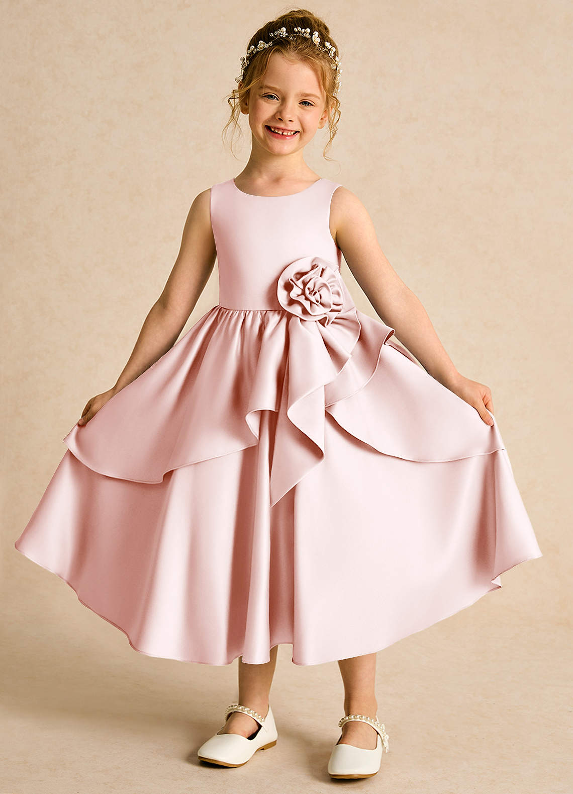 Azazie Hermia Robe Demoiselle D'honneur Fillette Robe Trapèze en Mat Satiné Sans manches Rose Pâle image1