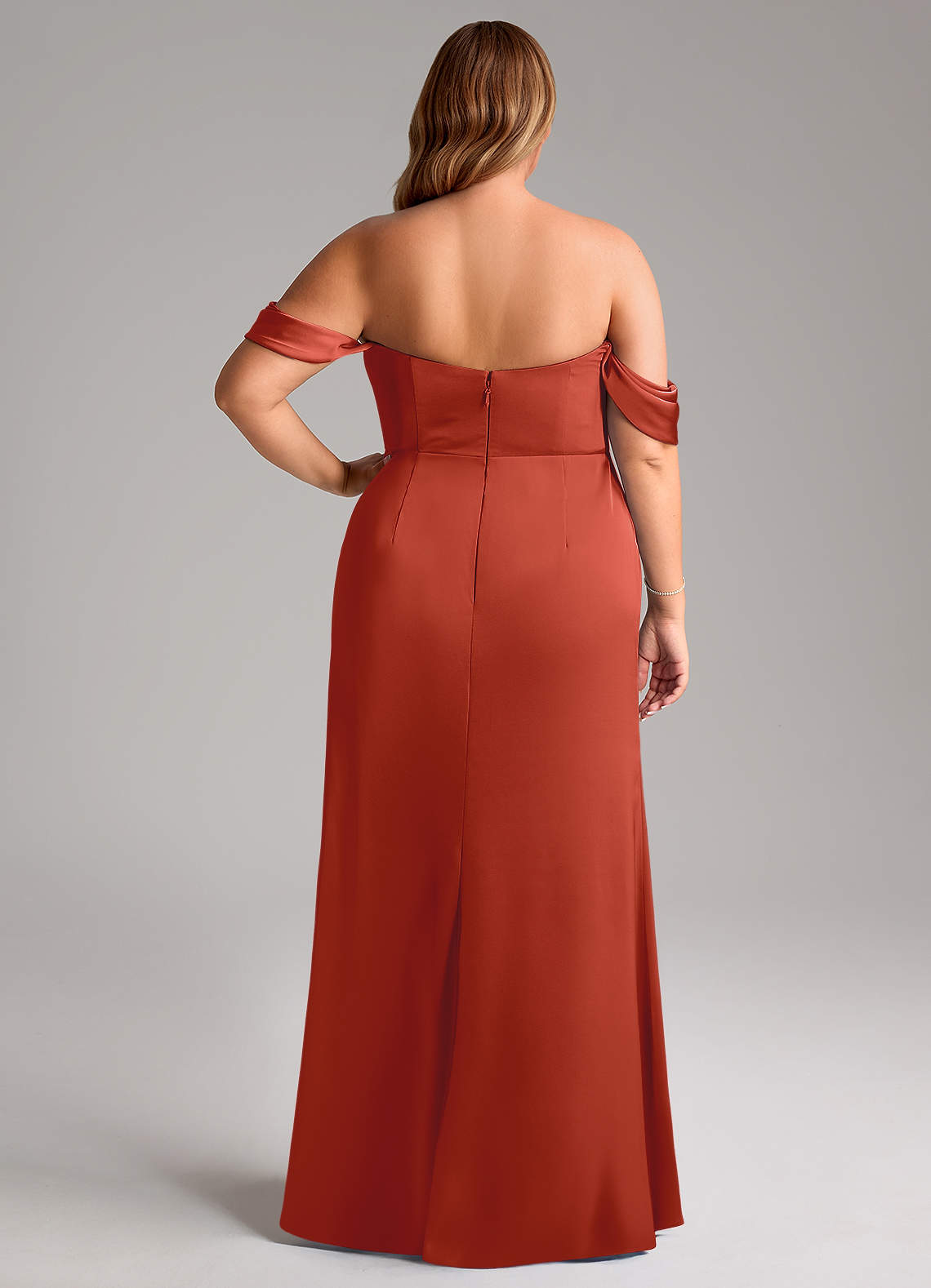 Azazie Saige Abiti da Damigella Abito Tubino in Raso Elasticizzato a Spalla Scoperta Ruggine image11