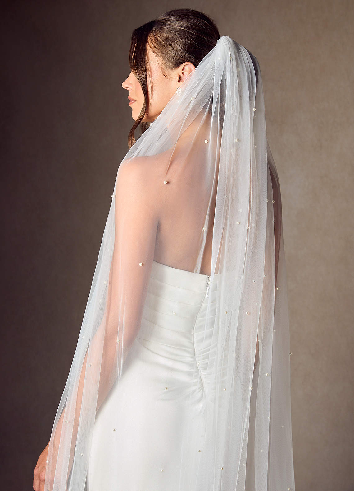 front Jenna Pearl Cathedral Veil