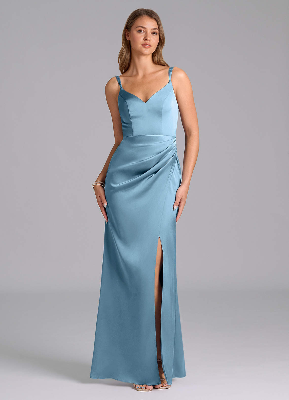 Azazie Leo Vestidos de damas de honor Vestido de Azul Acero de Satén Elástico de Corte Recto con Plisado image1