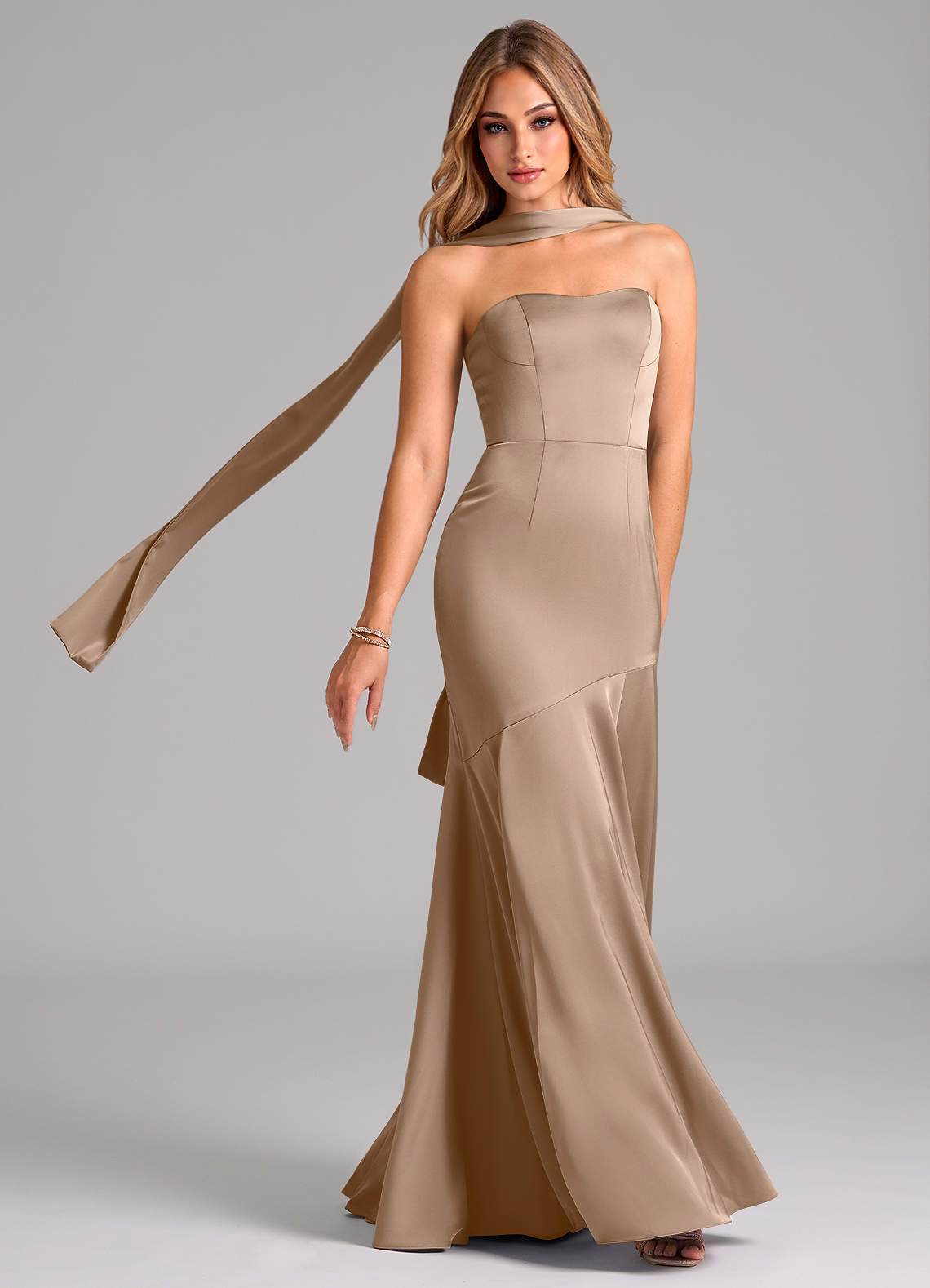Azazie Shiloh Brautjungfernkleider Wandelbar Meerjungfrau-Linie Schulterfrei Stretch-Satin Kleid Taupe image1