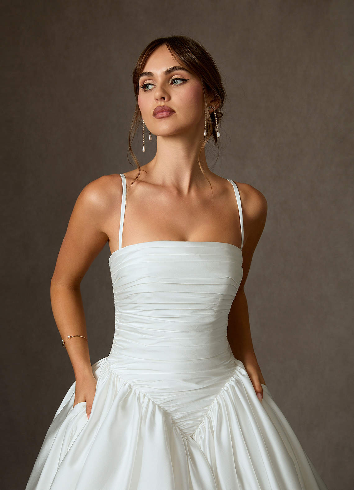 Azazie Shae Vestidos de novia Vestido de Diamante Blanco de Satén Elástico de Corte Princesa con Sin tirantes image8